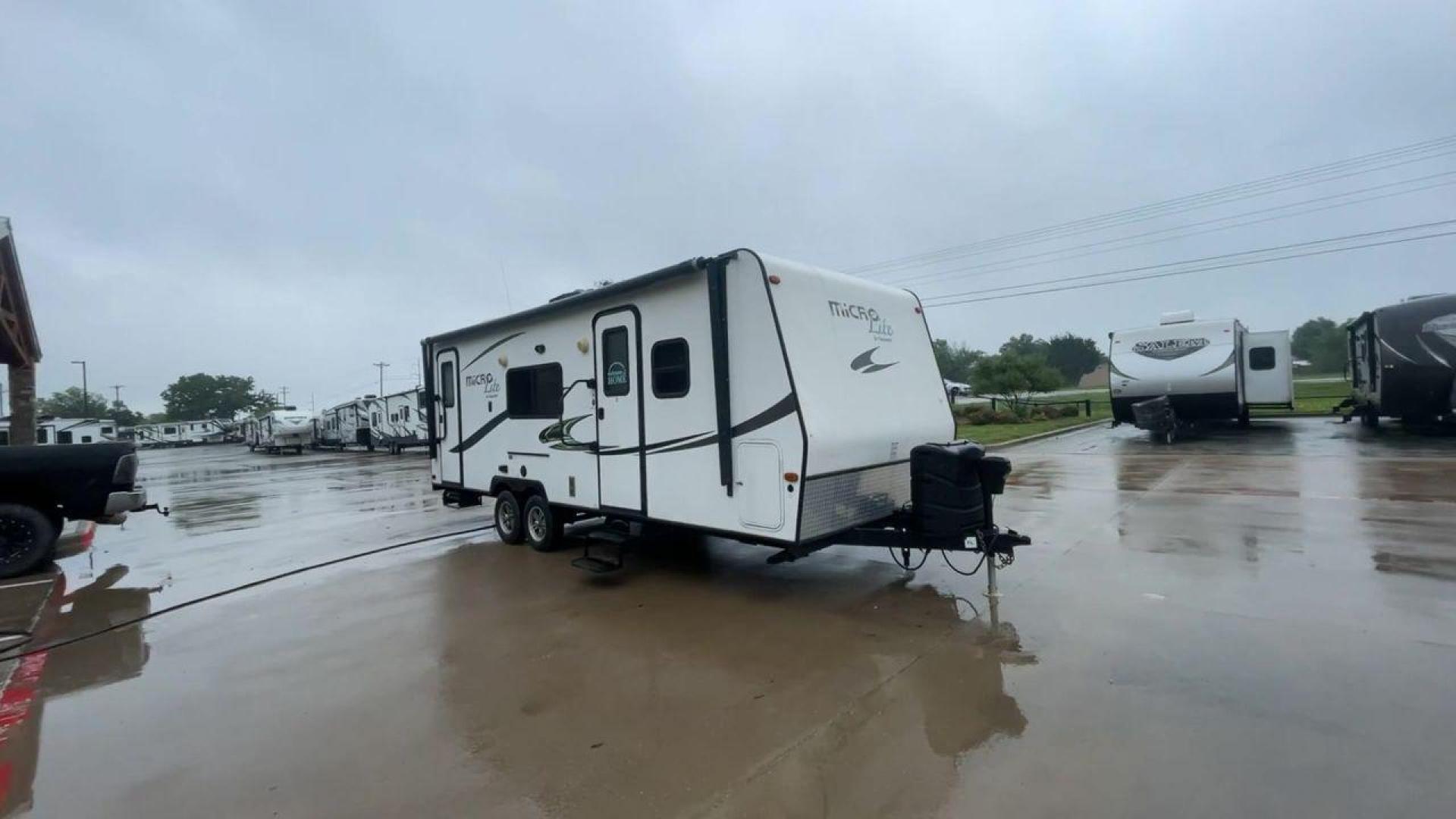 2015 FOREST RIVER FLAGSTAFF 25KS (4X4TFLA23FD) , Length: 25.67 ft. | Dry Weight: 4,310 lbs. | Gross Weight: 6,538 lbs. | Slides: 1 transmission, located at 4319 N Main St, Cleburne, TX, 76033, (817) 678-5133, 32.385960, -97.391212 - Photo#3