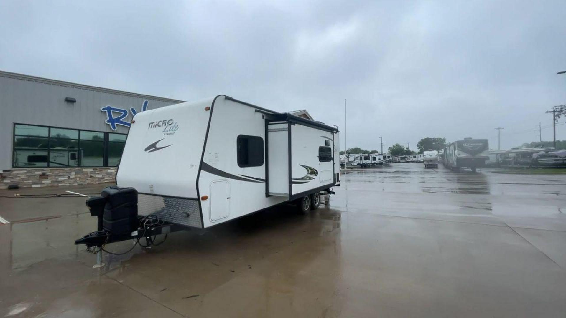 2015 FOREST RIVER FLAGSTAFF 25KS (4X4TFLA23FD) , Length: 25.67 ft. | Dry Weight: 4,310 lbs. | Gross Weight: 6,538 lbs. | Slides: 1 transmission, located at 4319 N Main St, Cleburne, TX, 76033, (817) 678-5133, 32.385960, -97.391212 - Photo#5