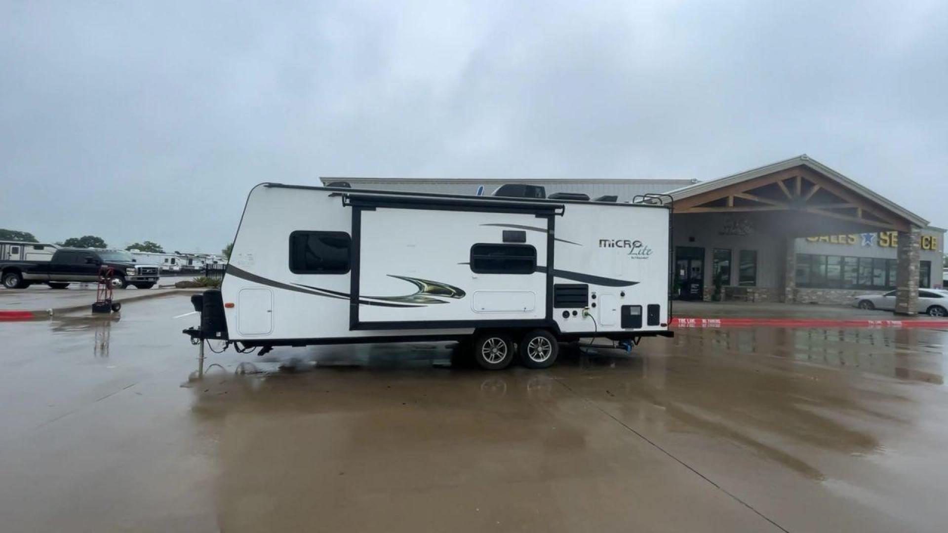 2015 FOREST RIVER FLAGSTAFF 25KS (4X4TFLA23FD) , Length: 25.67 ft. | Dry Weight: 4,310 lbs. | Gross Weight: 6,538 lbs. | Slides: 1 transmission, located at 4319 N Main St, Cleburne, TX, 76033, (817) 678-5133, 32.385960, -97.391212 - Photo#6