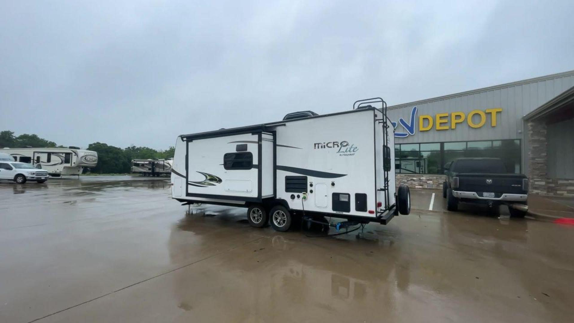 2015 FOREST RIVER FLAGSTAFF 25KS (4X4TFLA23FD) , Length: 25.67 ft. | Dry Weight: 4,310 lbs. | Gross Weight: 6,538 lbs. | Slides: 1 transmission, located at 4319 N Main St, Cleburne, TX, 76033, (817) 678-5133, 32.385960, -97.391212 - Photo#7