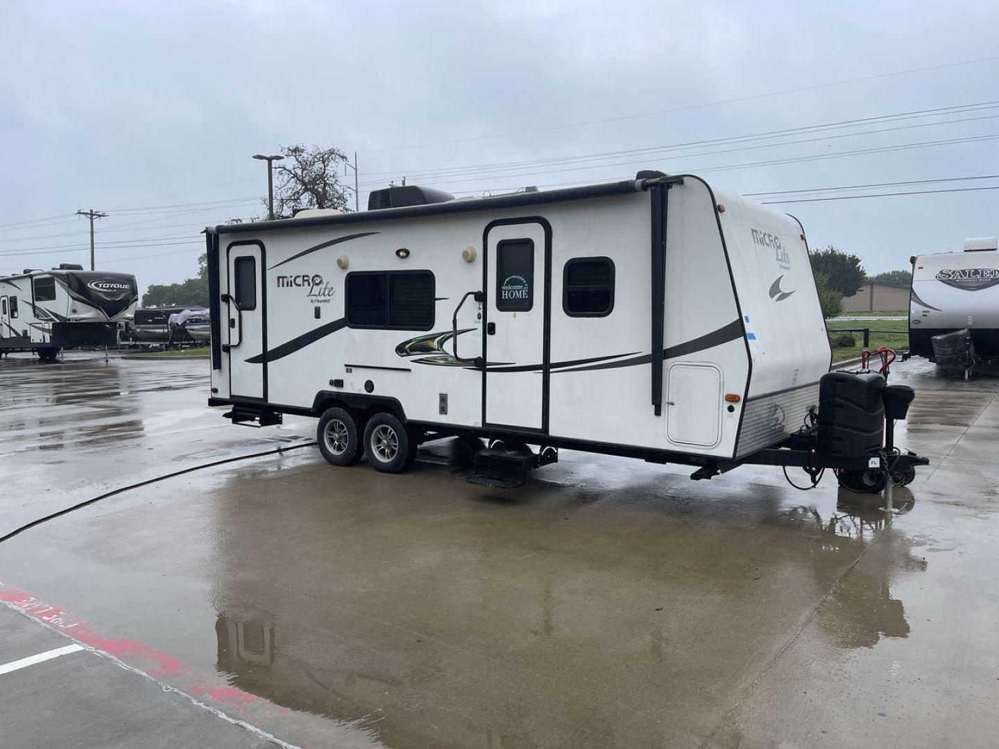 2015 FOREST RIVER FLAGSTAFF 25KS (4X4TFLA23FD) , Length: 25.67 ft. | Dry Weight: 4,310 lbs. | Gross Weight: 6,538 lbs. | Slides: 1 transmission, located at 4319 N Main St, Cleburne, TX, 76033, (817) 678-5133, 32.385960, -97.391212 - Photo#23