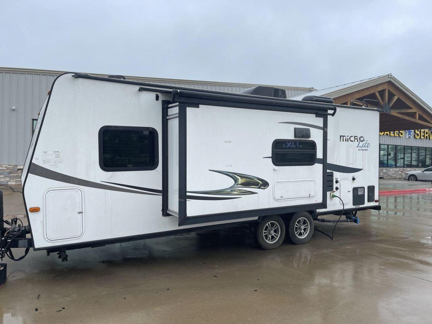 2015 FOREST RIVER FLAGSTAFF 25KS (4X4TFLA23FD) , Length: 25.67 ft. | Dry Weight: 4,310 lbs. | Gross Weight: 6,538 lbs. | Slides: 1 transmission, located at 4319 N Main St, Cleburne, TX, 76033, (817) 678-5133, 32.385960, -97.391212 - Photo#24