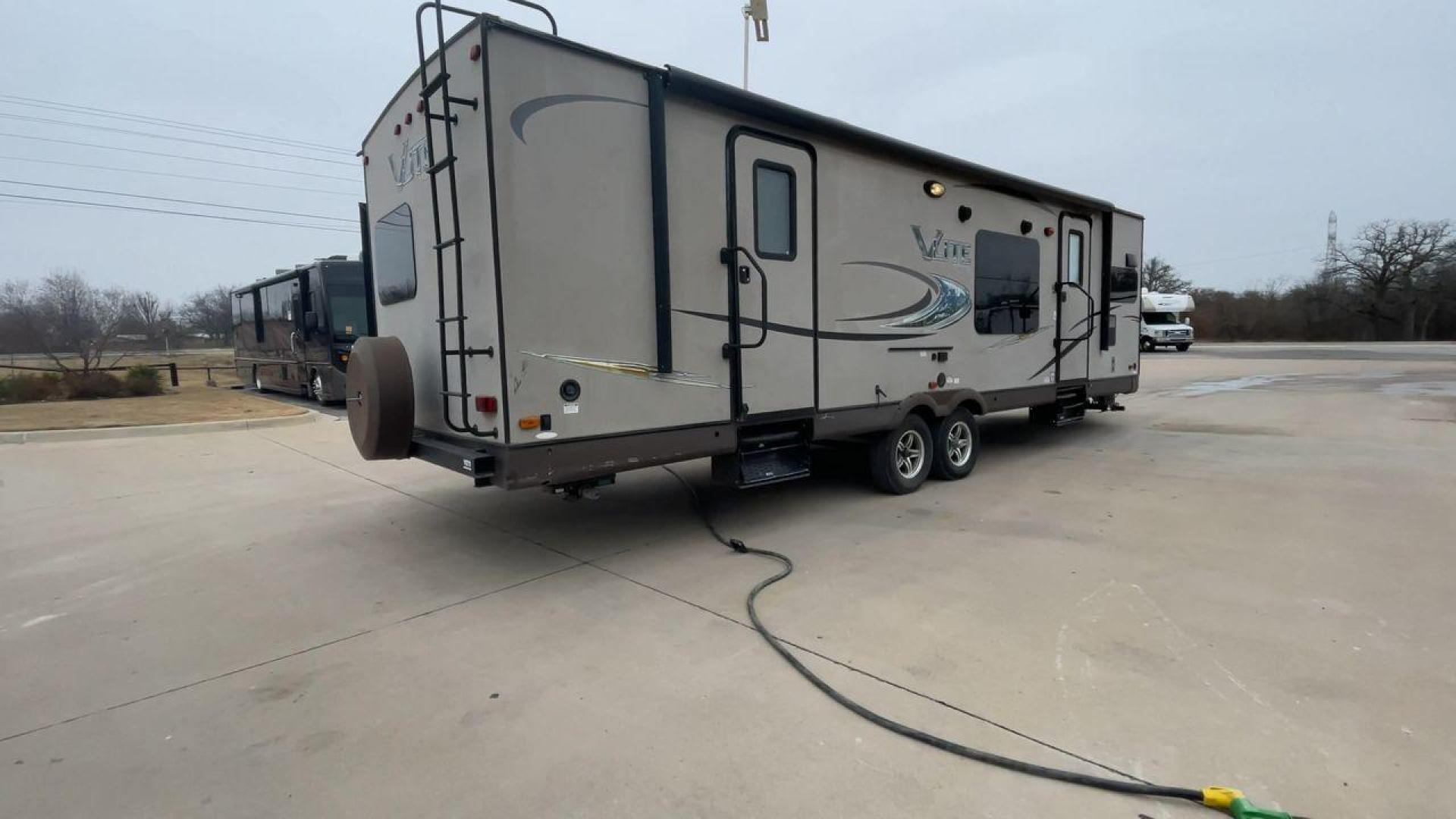 2015 FOREST RIVER FLAGSTAFF 30WFKSS (4X4TFLF27F1) , located at 4319 N Main St, Cleburne, TX, 76033, (817) 678-5133, 32.385960, -97.391212 - Photo#1