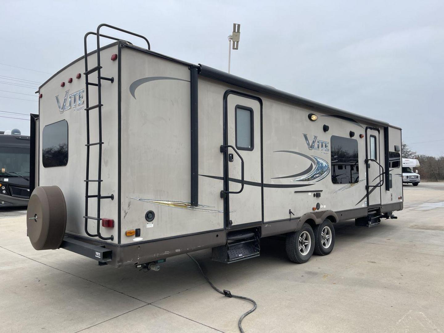 2015 FOREST RIVER FLAGSTAFF 30WFKSS (4X4TFLF27F1) , located at 4319 N Main St, Cleburne, TX, 76033, (817) 678-5133, 32.385960, -97.391212 - Photo#24