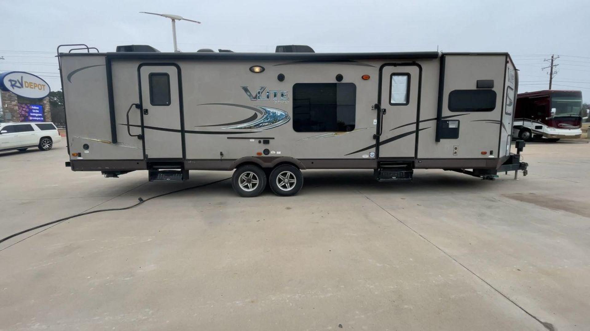 2015 FOREST RIVER FLAGSTAFF 30WFKSS (4X4TFLF27F1) , located at 4319 N Main St, Cleburne, TX, 76033, (817) 678-5133, 32.385960, -97.391212 - Photo#2