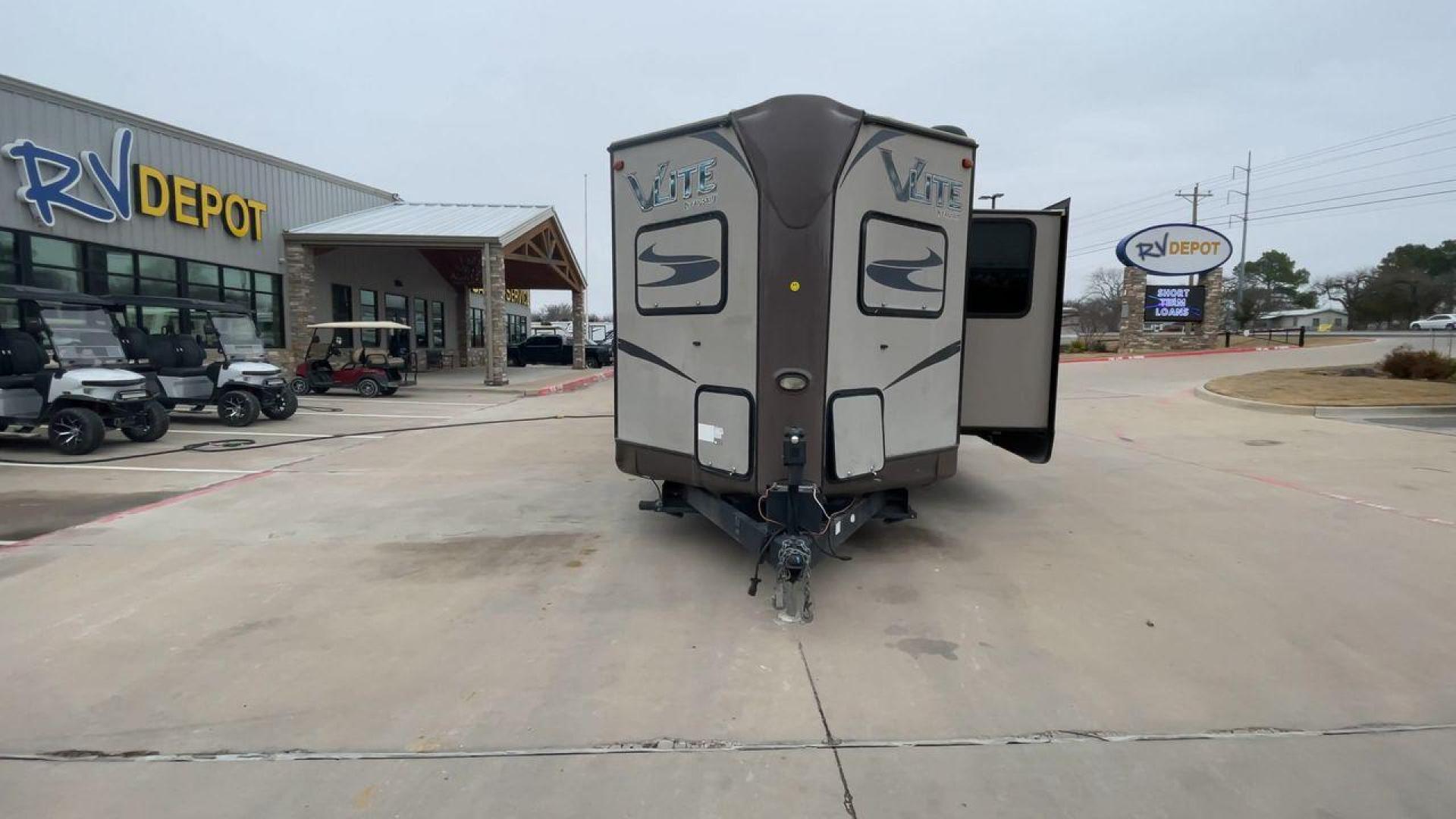 2015 FOREST RIVER FLAGSTAFF 30WFKSS (4X4TFLF27F1) , located at 4319 N Main St, Cleburne, TX, 76033, (817) 678-5133, 32.385960, -97.391212 - Photo#4