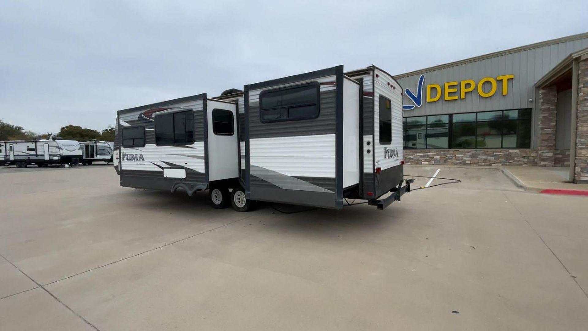 2015 FOREST RIVER PUMA 31BHSS (4X4TPUG21FP) , Length: 35.33 ft. | Dry Weight: 7,702 lbs. | Gross Weight: 10,236 lbs. | Slides: 2 transmission, located at 4319 N Main St, Cleburne, TX, 76033, (817) 678-5133, 32.385960, -97.391212 - The 2015 Forest River Puma 31BH RV features a classic and durable exterior design. The body of the RV is a combination of gray, white, and black with accents of maroon, which gives it a rugged yet stylish look. The sides have aluminum panels with a ribbed texture, which not only adds to the aestheti - Photo#7