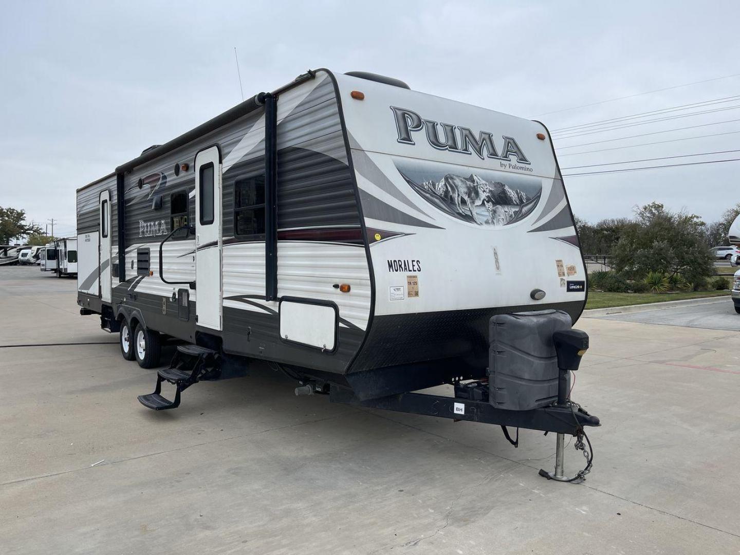 2015 FOREST RIVER PUMA 31BHSS (4X4TPUG21FP) , Length: 35.33 ft. | Dry Weight: 7,702 lbs. | Gross Weight: 10,236 lbs. | Slides: 2 transmission, located at 4319 N Main St, Cleburne, TX, 76033, (817) 678-5133, 32.385960, -97.391212 - The 2015 Forest River Puma 31BH RV features a classic and durable exterior design. The body of the RV is a combination of gray, white, and black with accents of maroon, which gives it a rugged yet stylish look. The sides have aluminum panels with a ribbed texture, which not only adds to the aestheti - Photo#23