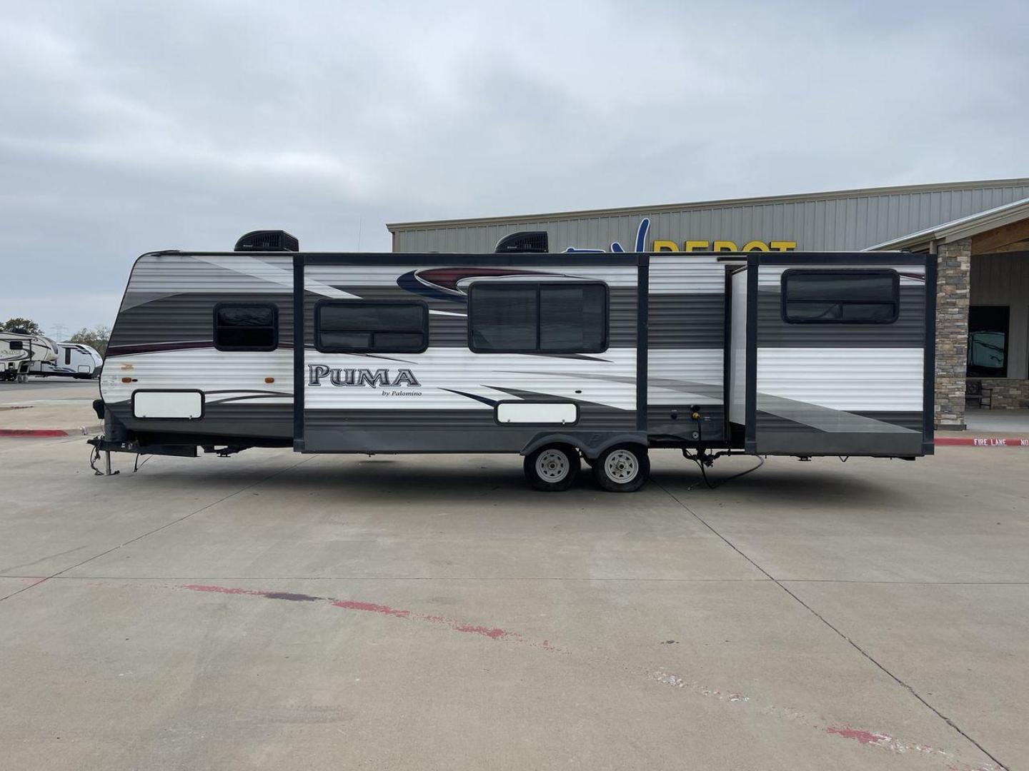 2015 FOREST RIVER PUMA 31BHSS (4X4TPUG21FP) , Length: 35.33 ft. | Dry Weight: 7,702 lbs. | Gross Weight: 10,236 lbs. | Slides: 2 transmission, located at 4319 N Main St, Cleburne, TX, 76033, (817) 678-5133, 32.385960, -97.391212 - The 2015 Forest River Puma 31BH RV features a classic and durable exterior design. The body of the RV is a combination of gray, white, and black with accents of maroon, which gives it a rugged yet stylish look. The sides have aluminum panels with a ribbed texture, which not only adds to the aestheti - Photo#24