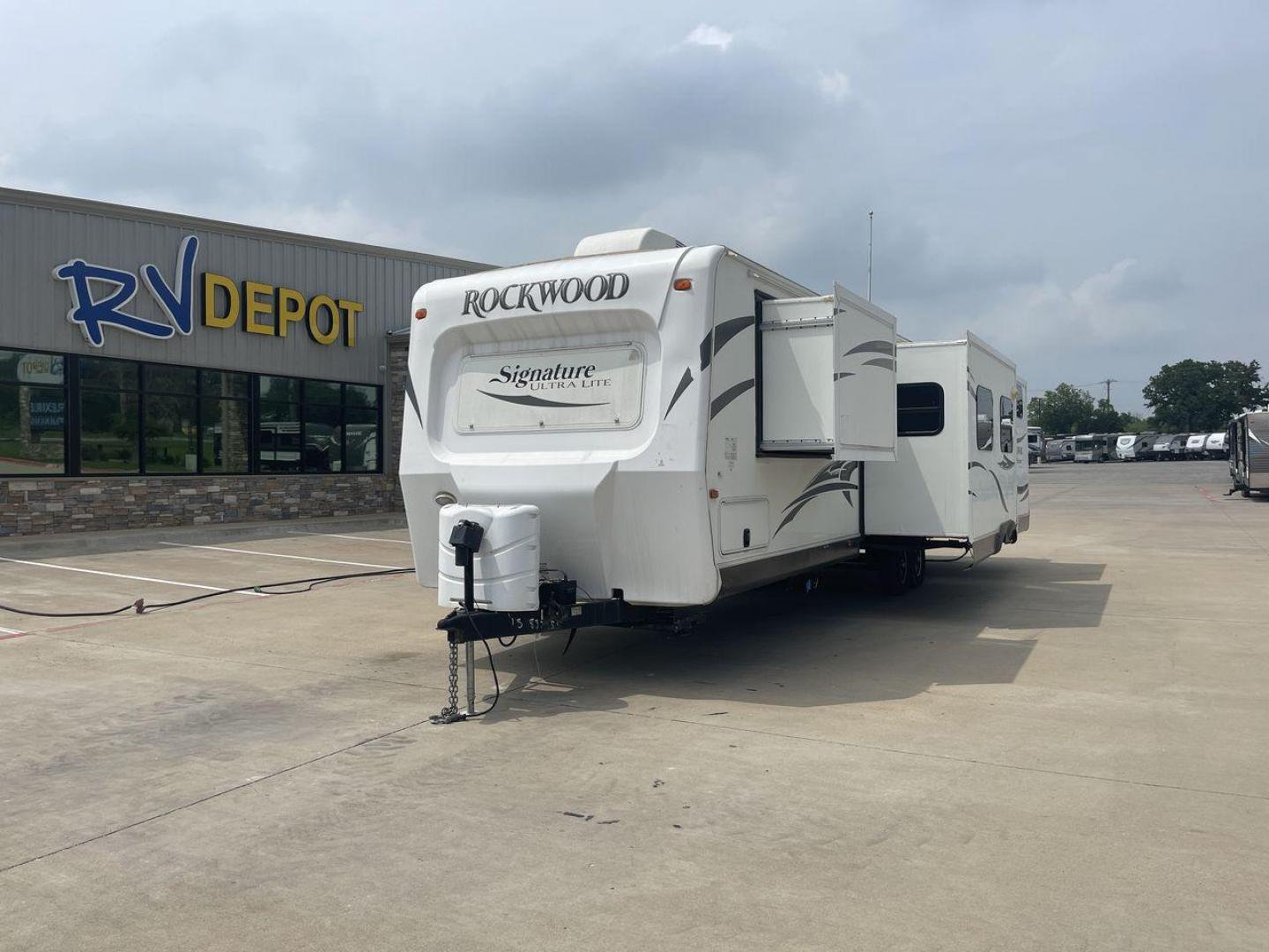 2015 WHITE FOREST RIVER ROCKWOOD 8327SS (4X4TRLH24F1) , Length: 35.25 ft. | Dry Weight: 7,694 lbs. | Gross Weight: 9,150 lbs. | Slides: 4 transmission, located at 4319 N Main St, Cleburne, TX, 76033, (817) 678-5133, 32.385960, -97.391212 - This 2015 Forest River Rockwood 8327SS travel trailer measures 35.25 ft. It has a width of 8 ft and a height of 9.83 ft. The dry weight is 7,694 lbs, and the payload capacity is 1,456 lbs. It has a GVWR of 9,150 lbs and a hitch weight of 1,035 lbs. It is constructed out of aluminum body material and - Photo#0