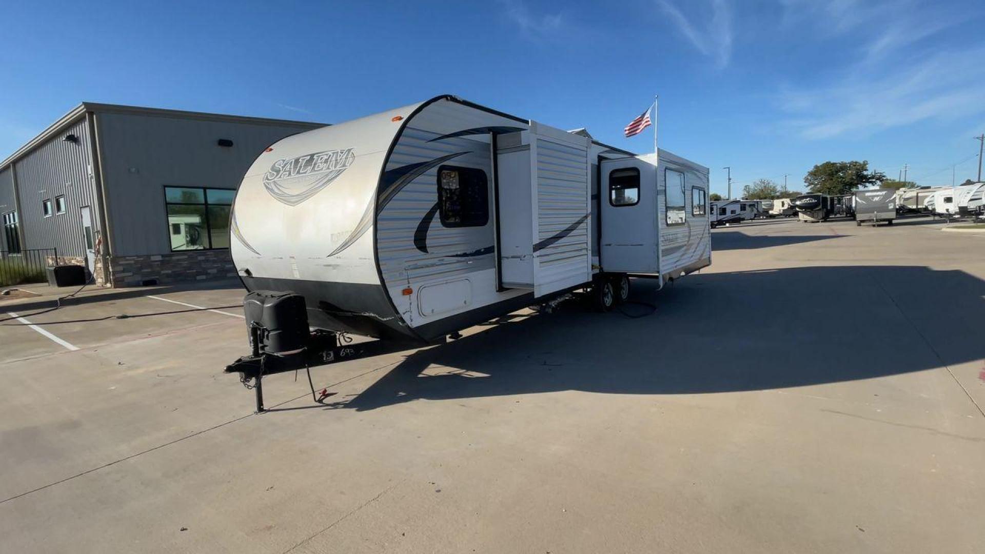 2015 GRAY FOREST RIVER SALEM - (4X4TSMD2XFA) , Length: 31.67 ft. | Dry Weight: 7,394 lbs. | Slides: 2 transmission, located at 4319 N Main St, Cleburne, TX, 76033, (817) 678-5133, 32.385960, -97.391212 - RV Depot in Cleburne, TX is offering a fantastic deal on a 2015 FOREST RIVER SALEM travel trailer. Priced at just $27,995, this spacious and comfortable RV is perfect for those looking to hit the road and explore the local driving highlights around Cleburne, TX. The exterior of this travel trailer - Photo#5