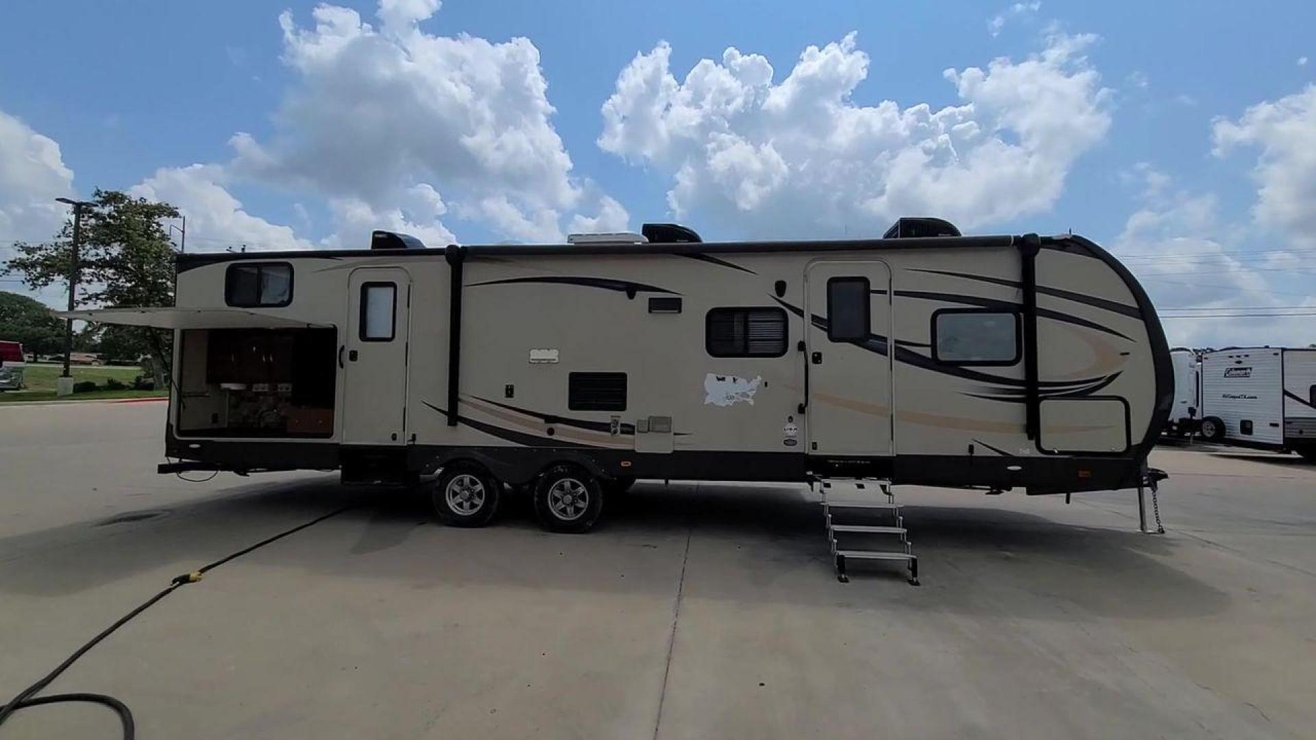 2015 FOREST RIVER SALEM 312QBUD (4X4TSBG22FU) , Length: 35.83 ft. | Dry Weight: 7,150 lbs. | Slides: 2 transmission, located at 4319 N Main St, Cleburne, TX, 76033, (817) 678-5133, 32.385960, -97.391212 - Take advantage of the 2015 Forest River Salem 312QBUD Travel Trailer and embrace your spirit of adventure. Comfort and practicality come together in this travel trailer, which is perfect for families or parties looking for a roomy and luxurious home on wheels for amazing camping excursions. This - Photo#6