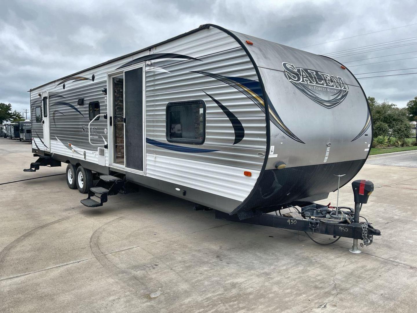 2015 FOREST RIVER SALEM 36BHBS (4X4TSMM24FA) , Length: 36.58 ft. | Dry Weight: 7,892 lbs. | Slides: 2 transmission, located at 4319 N Main St, Cleburne, TX, 76033, (817) 678-5133, 32.385960, -97.391212 - The 2015 Forest River Salem 36BHBS is a spacious and versatile travel trailer designed for comfort and convenience during family adventures. With a length of 36.58 feet and a dry weight of 7,892 lbs., this model offers ample living space and features that make it perfect for long vacations or weeken - Photo#23