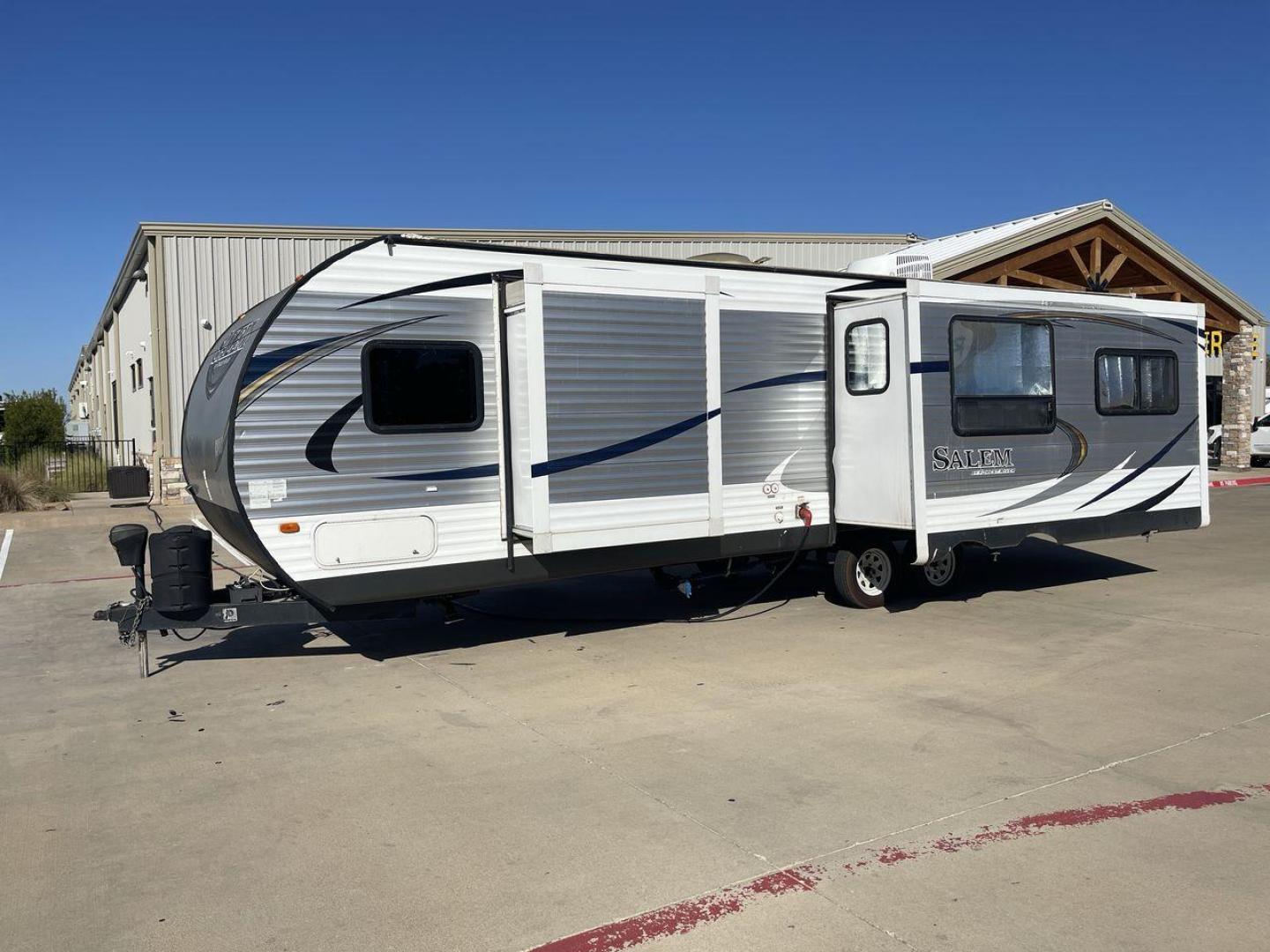 2015 GRAY FOREST RIVER SALEM - (4X4TSMD2XFA) , Length: 31.67 ft. | Dry Weight: 7,394 lbs. | Slides: 2 transmission, located at 4319 N Main St, Cleburne, TX, 76033, (817) 678-5133, 32.385960, -97.391212 - RV Depot in Cleburne, TX is offering a fantastic deal on a 2015 FOREST RIVER SALEM travel trailer. Priced at just $27,995, this spacious and comfortable RV is perfect for those looking to hit the road and explore the local driving highlights around Cleburne, TX. The exterior of this travel trailer - Photo#21