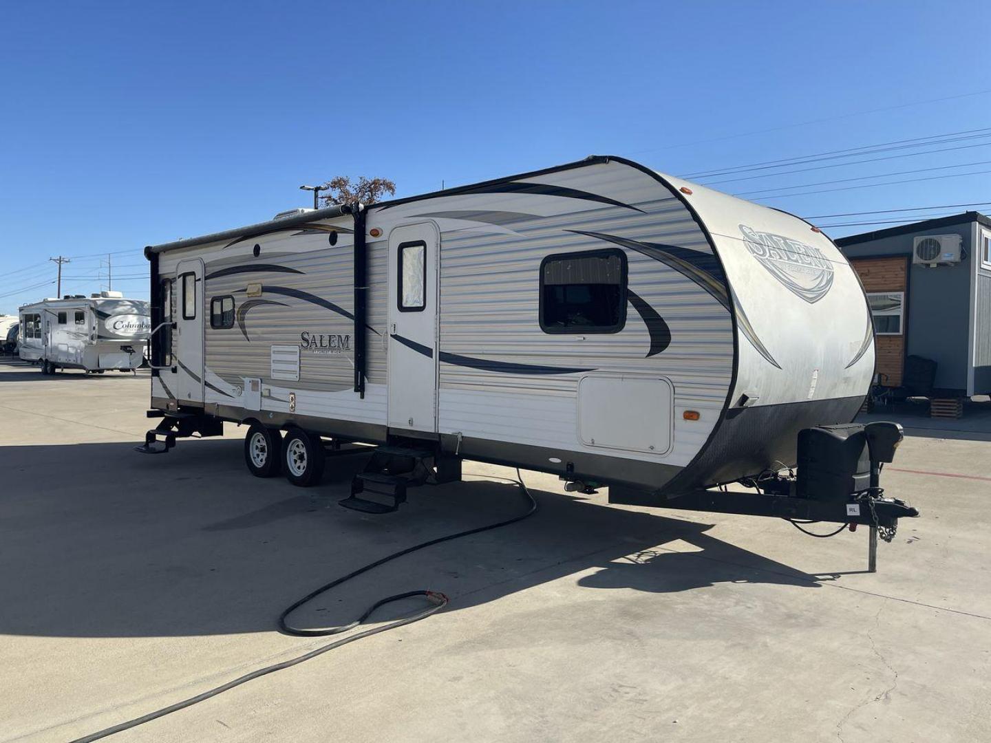 2015 GRAY FOREST RIVER SALEM - (4X4TSMD2XFA) , Length: 31.67 ft. | Dry Weight: 7,394 lbs. | Slides: 2 transmission, located at 4319 N Main St, Cleburne, TX, 76033, (817) 678-5133, 32.385960, -97.391212 - RV Depot in Cleburne, TX is offering a fantastic deal on a 2015 FOREST RIVER SALEM travel trailer. Priced at just $27,995, this spacious and comfortable RV is perfect for those looking to hit the road and explore the local driving highlights around Cleburne, TX. The exterior of this travel trailer - Photo#22