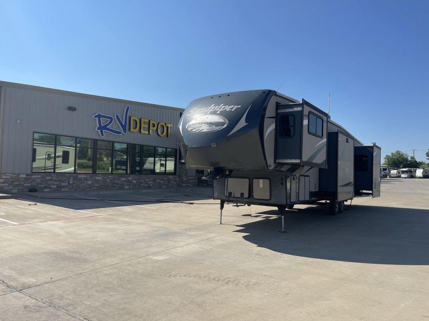 2015 BROWN FOREST RIVER SANDPIPER FLIK (4X4FSAP22FJ) , Length: 41.67 ft | Dry Weight: 11,821 lbs | Gross Weight: 15,500 lbs | Slides: 5 transmission, located at 4319 N Main St, Cleburne, TX, 76033, (817) 678-5133, 32.385960, -97.391212 - Photo#0