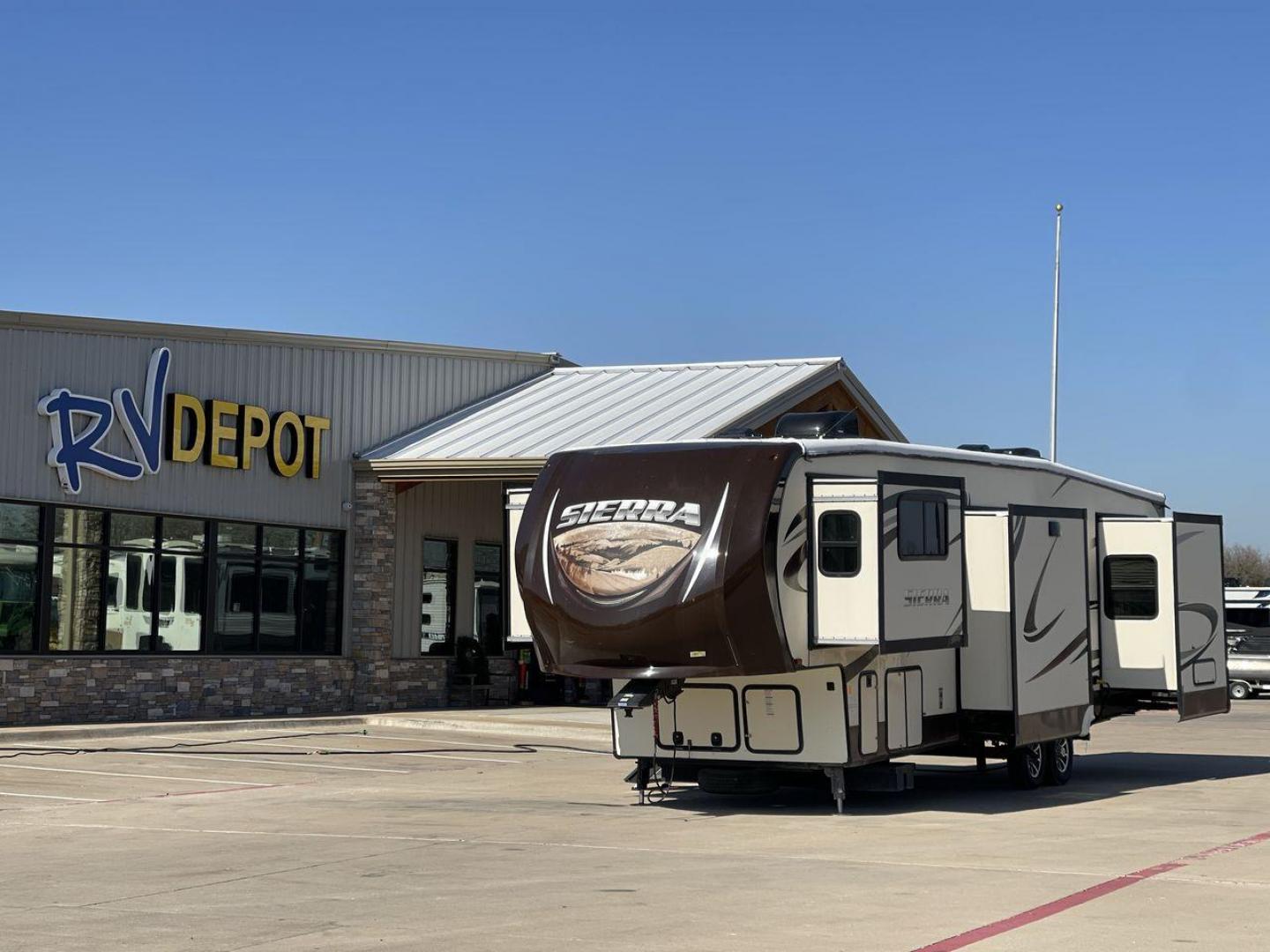 2015 TAN FOREST RIVER SIERRA 377FLIK (4X4FSEP20FJ) , Length: 41.67 ft. | Dry Weight: 11,821 lbs. | Gross Weight: 15,500 lbs. | Slides: 5 transmission, located at 4319 N Main St, Cleburne, TX, 76033, (817) 678-5133, 32.385960, -97.391212 - Photo#0