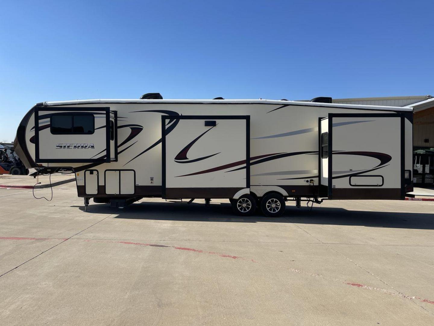 2015 TAN FOREST RIVER SIERRA 377FLIK (4X4FSEP20FJ) , Length: 41.67 ft. | Dry Weight: 11,821 lbs. | Gross Weight: 15,500 lbs. | Slides: 5 transmission, located at 4319 N Main St, Cleburne, TX, 76033, (817) 678-5133, 32.385960, -97.391212 - Photo#24