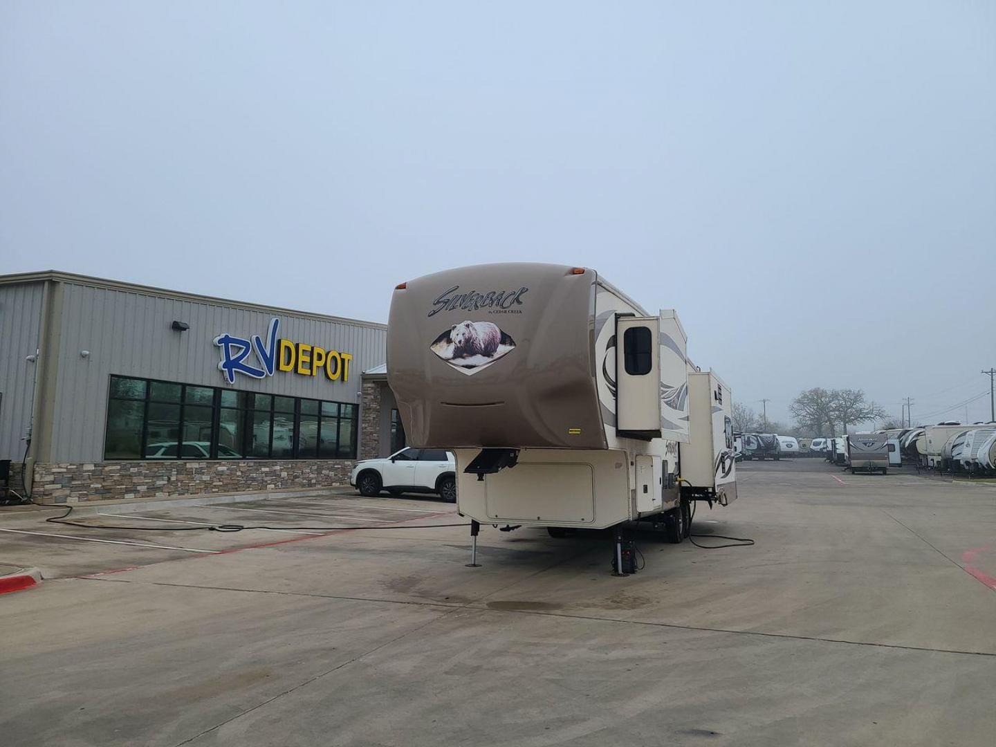 2015 BROWN FOREST RIVER SILVERBACK 29IK (4X4FCRE23FS) , Length: 33.92 ft. | Dry Weight: 10,829 lbs. | Gross Weight: 14,040 lbs. | Slides: 3 transmission, located at 4319 N Main St, Cleburne, TX, 76033, (817) 678-5133, 32.385960, -97.391212 - The 2015 Forest River Silverback 29IK is a premium fifth-wheel trailer designed to deliver unparalleled comfort and luxury on the road. With a length of a little over 33 feet and a dry weight of 10,982 lbs, this model strikes the perfect balance between spaciousness and maneuverability. Step inside - Photo#0