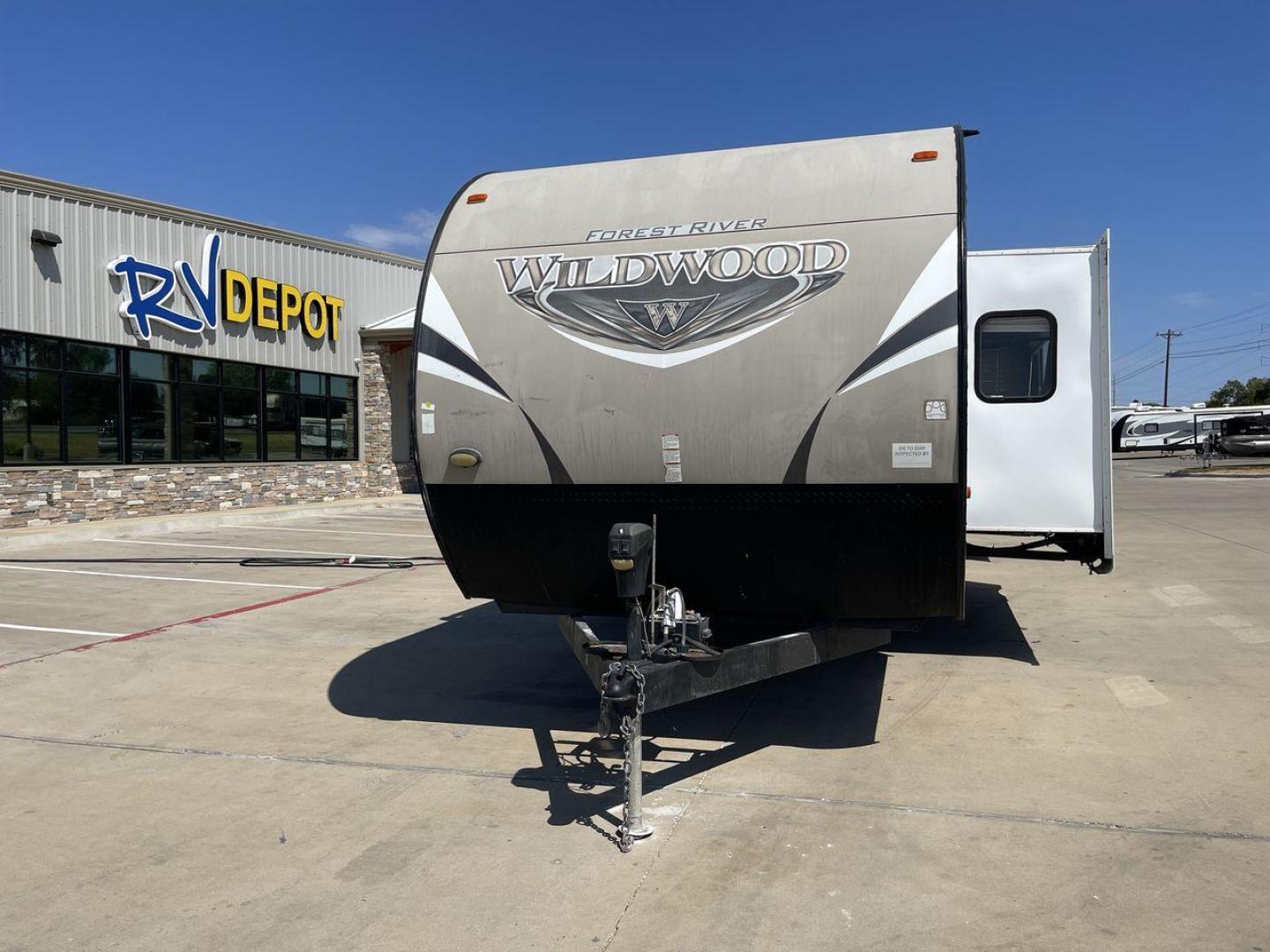 2015 WHITE FOREST RIVER WILDWOOD 36BHBS (4X4TWDM29G8) , Length: 36.58 ft. | Dry Weight: 7,892 lbs. | Slides: 2 transmission, located at 4319 N Main St, Cleburne, TX, 76033, (817) 678-5133, 32.385960, -97.391212 - Photo#0