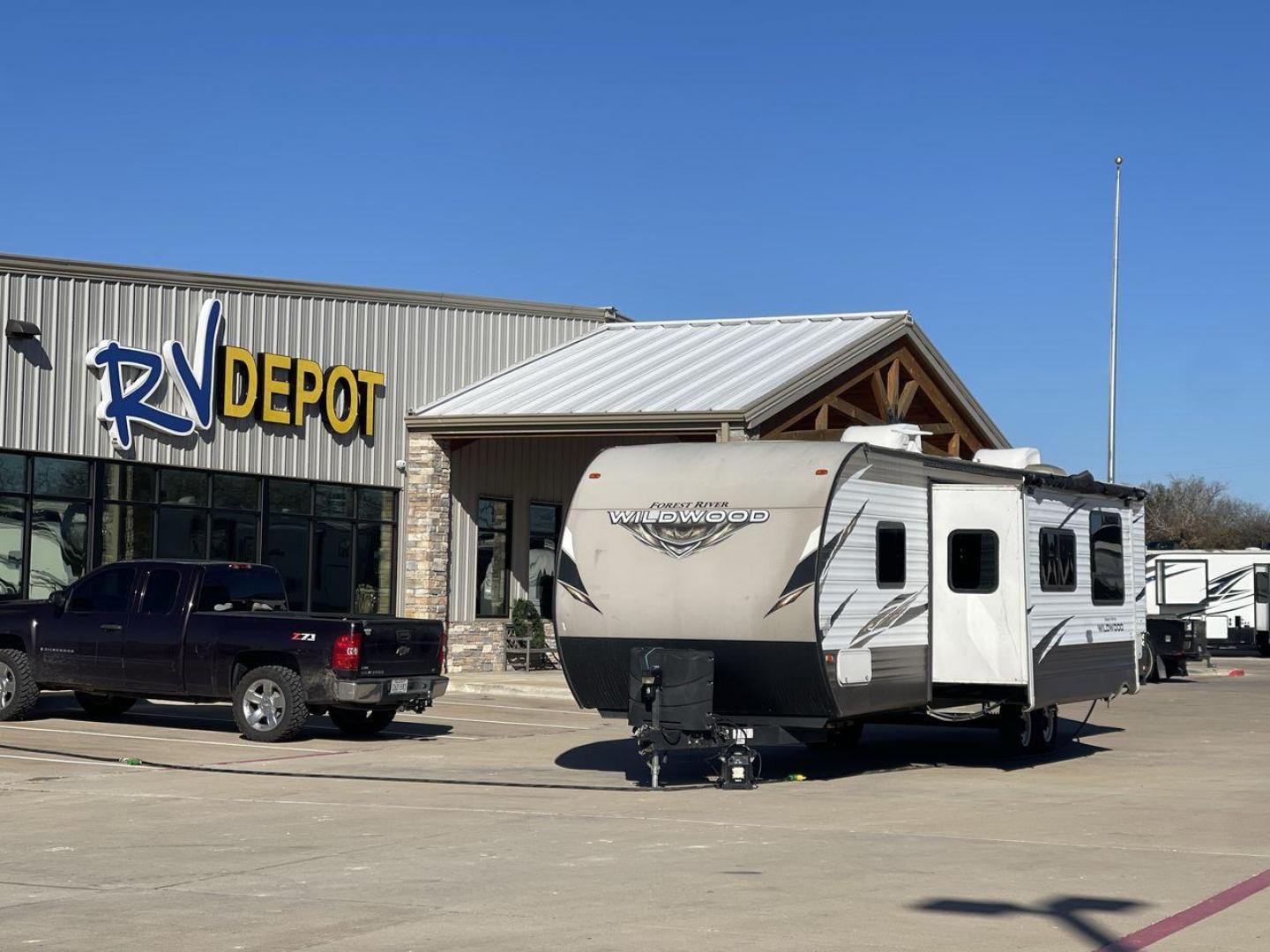 2015 FOREST RIVER WILDWOOD 37BHSS2Q (4X4TWDN24JA) , Length: 36.08 ft. | Dry Weight: 7,600 lbs. | Slides: 1 transmission, located at 4319 N Main St, Cleburne, TX, 76033, (817) 678-5133, 32.385960, -97.391212 - The 2015 Forest River Wildwood 37BHSS2Q is a family-friendly travel trailer that combines comfort, functionality, and ample sleeping accommodations. Measuring 36.08 ft. in length and 11.17 ft. in height, this trailer offers a spacious interior with a ceiling height of 6.67 ft. With a dry weight of 7 - Photo#0