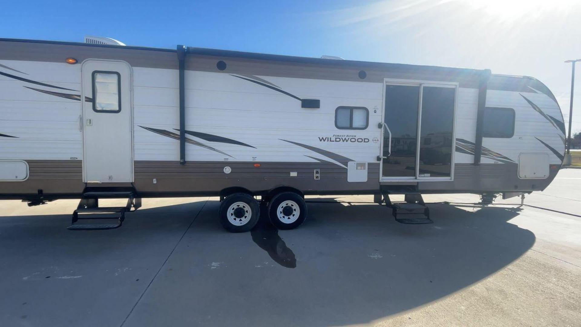 2015 FOREST RIVER WILDWOOD 37BHSS2Q (4X4TWDN24JA) , Length: 36.08 ft. | Dry Weight: 7,600 lbs. | Slides: 1 transmission, located at 4319 N Main St, Cleburne, TX, 76033, (817) 678-5133, 32.385960, -97.391212 - The 2015 Forest River Wildwood 37BHSS2Q is a family-friendly travel trailer that combines comfort, functionality, and ample sleeping accommodations. Measuring 36.08 ft. in length and 11.17 ft. in height, this trailer offers a spacious interior with a ceiling height of 6.67 ft. With a dry weight of 7 - Photo#2