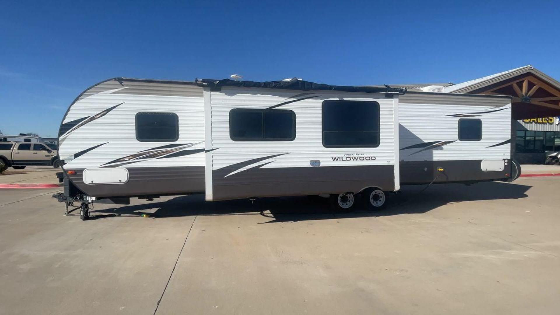 2015 FOREST RIVER WILDWOOD 37BHSS2Q (4X4TWDN24JA) , Length: 36.08 ft. | Dry Weight: 7,600 lbs. | Slides: 1 transmission, located at 4319 N Main St, Cleburne, TX, 76033, (817) 678-5133, 32.385960, -97.391212 - The 2015 Forest River Wildwood 37BHSS2Q is a family-friendly travel trailer that combines comfort, functionality, and ample sleeping accommodations. Measuring 36.08 ft. in length and 11.17 ft. in height, this trailer offers a spacious interior with a ceiling height of 6.67 ft. With a dry weight of 7 - Photo#6