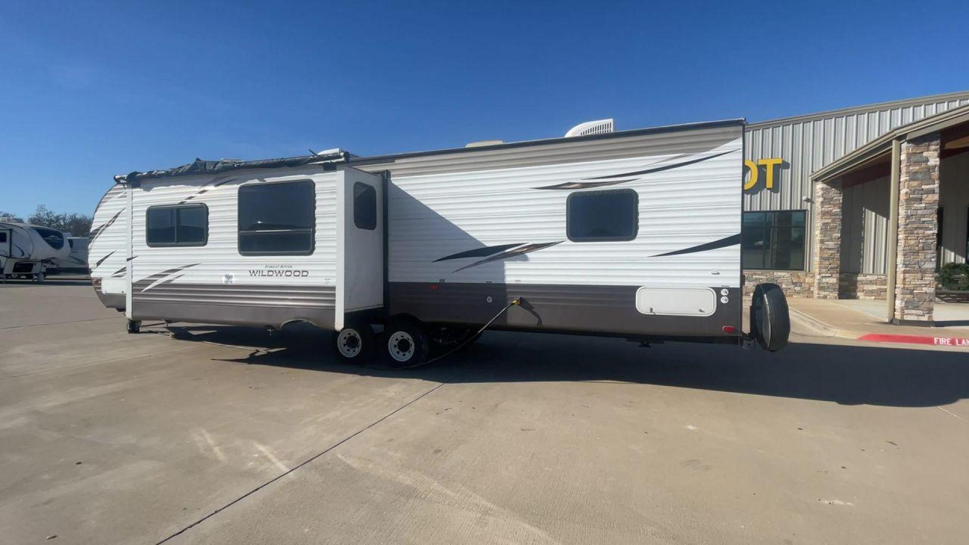 2015 FOREST RIVER WILDWOOD 37BHSS2Q (4X4TWDN24JA) , Length: 36.08 ft. | Dry Weight: 7,600 lbs. | Slides: 1 transmission, located at 4319 N Main St, Cleburne, TX, 76033, (817) 678-5133, 32.385960, -97.391212 - The 2015 Forest River Wildwood 37BHSS2Q is a family-friendly travel trailer that combines comfort, functionality, and ample sleeping accommodations. Measuring 36.08 ft. in length and 11.17 ft. in height, this trailer offers a spacious interior with a ceiling height of 6.67 ft. With a dry weight of 7 - Photo#7