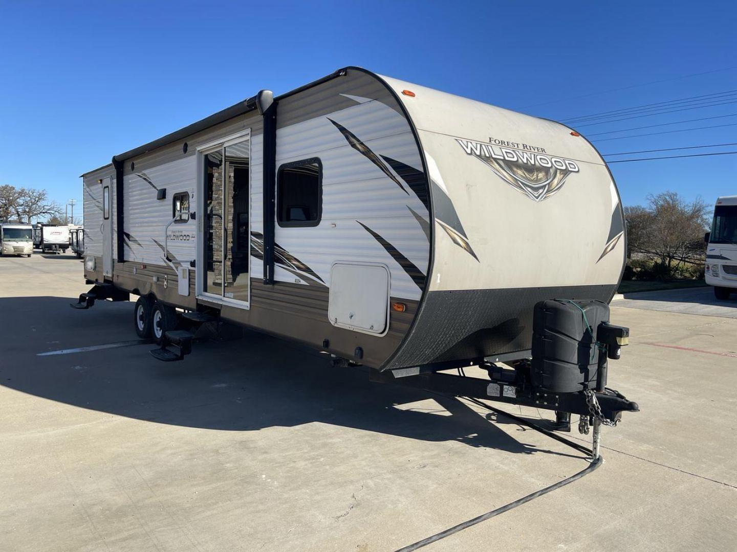 2015 FOREST RIVER WILDWOOD 37BHSS2Q (4X4TWDN24JA) , Length: 36.08 ft. | Dry Weight: 7,600 lbs. | Slides: 1 transmission, located at 4319 N Main St, Cleburne, TX, 76033, (817) 678-5133, 32.385960, -97.391212 - The 2015 Forest River Wildwood 37BHSS2Q is a family-friendly travel trailer that combines comfort, functionality, and ample sleeping accommodations. Measuring 36.08 ft. in length and 11.17 ft. in height, this trailer offers a spacious interior with a ceiling height of 6.67 ft. With a dry weight of 7 - Photo#23