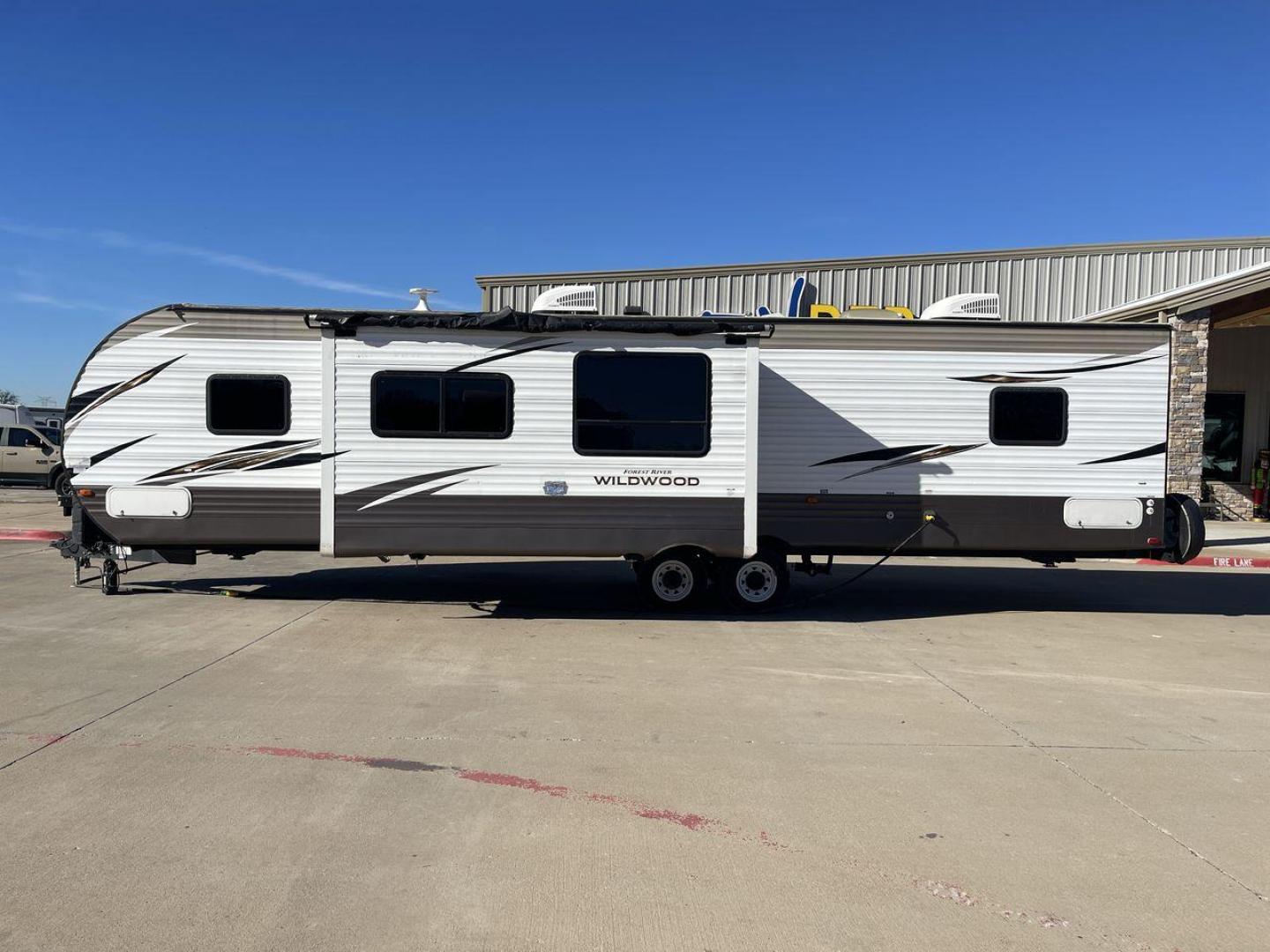 2015 FOREST RIVER WILDWOOD 37BHSS2Q (4X4TWDN24JA) , Length: 36.08 ft. | Dry Weight: 7,600 lbs. | Slides: 1 transmission, located at 4319 N Main St, Cleburne, TX, 76033, (817) 678-5133, 32.385960, -97.391212 - The 2015 Forest River Wildwood 37BHSS2Q is a family-friendly travel trailer that combines comfort, functionality, and ample sleeping accommodations. Measuring 36.08 ft. in length and 11.17 ft. in height, this trailer offers a spacious interior with a ceiling height of 6.67 ft. With a dry weight of 7 - Photo#24