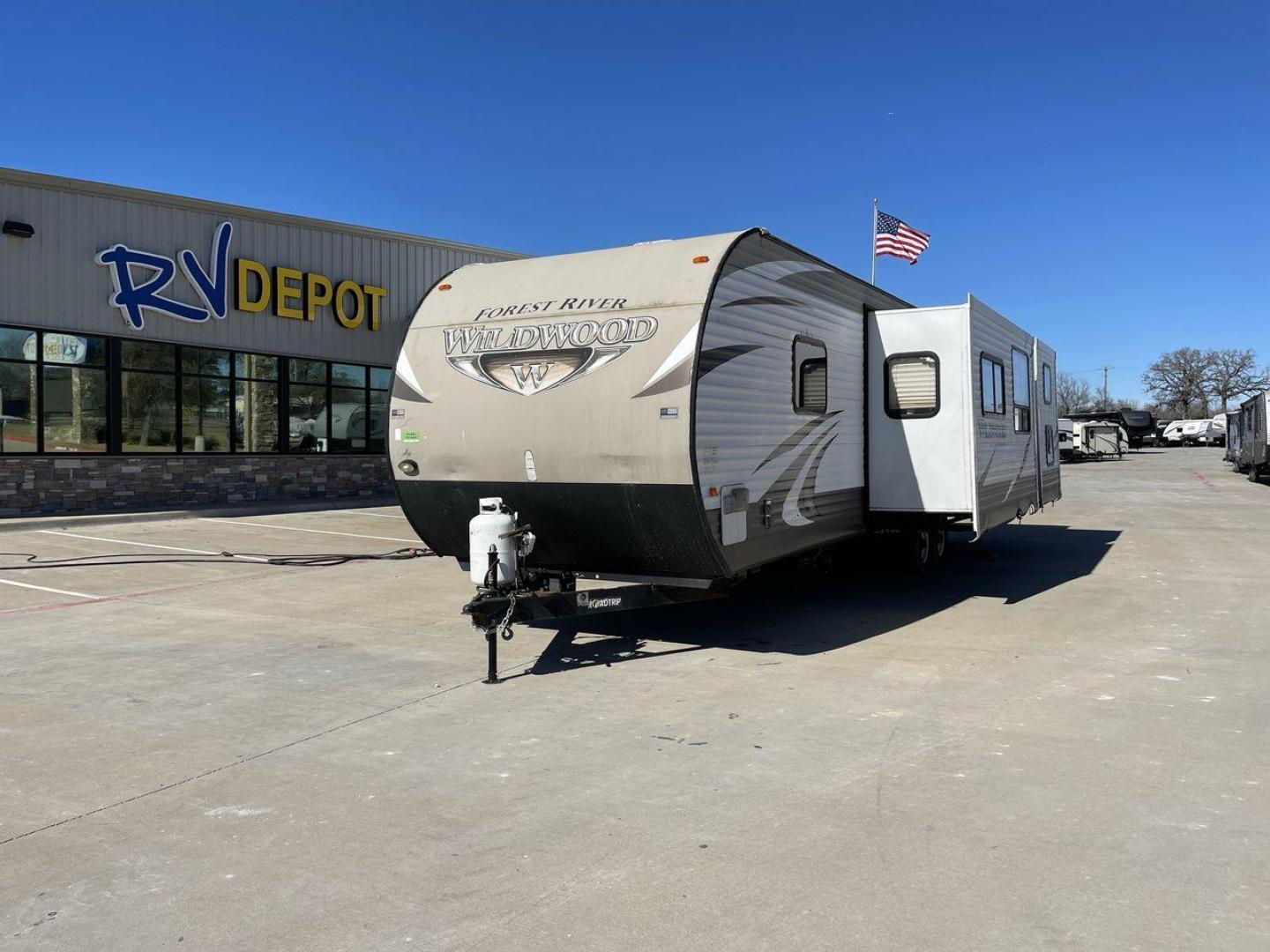 2015 FOREST RIVER WILDWOOD T (4X4TWDG2XF8) , Length: 35.67 ft. | Dry Weight: 8,350 lbs. | Slides: 3 transmission, located at 4319 N Main St, Cleburne, TX, 76033, (817) 678-5133, 32.385960, -97.391212 - Photo#0