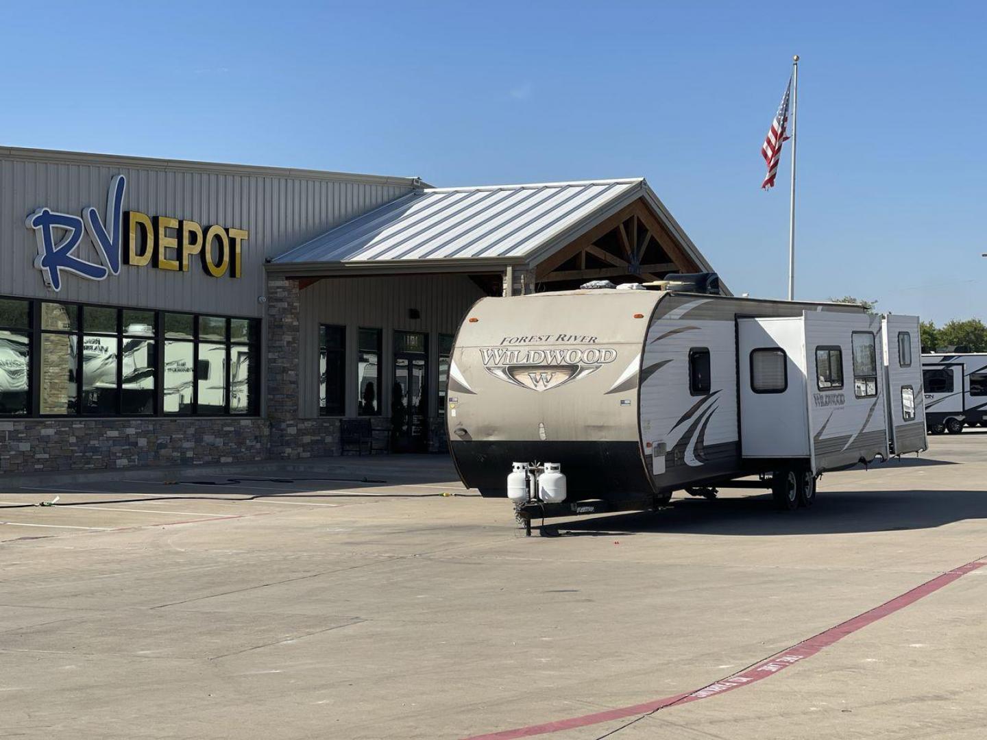 2015 FOREST RIVER WILDWOOD T (4X4TWDG2XF8) , Length: 35.67 ft. | Dry Weight: 8,350 lbs. | Slides: 3 transmission, located at 4319 N Main St, Cleburne, TX, 76033, (817) 678-5133, 32.385960, -97.391212 - Photo#0