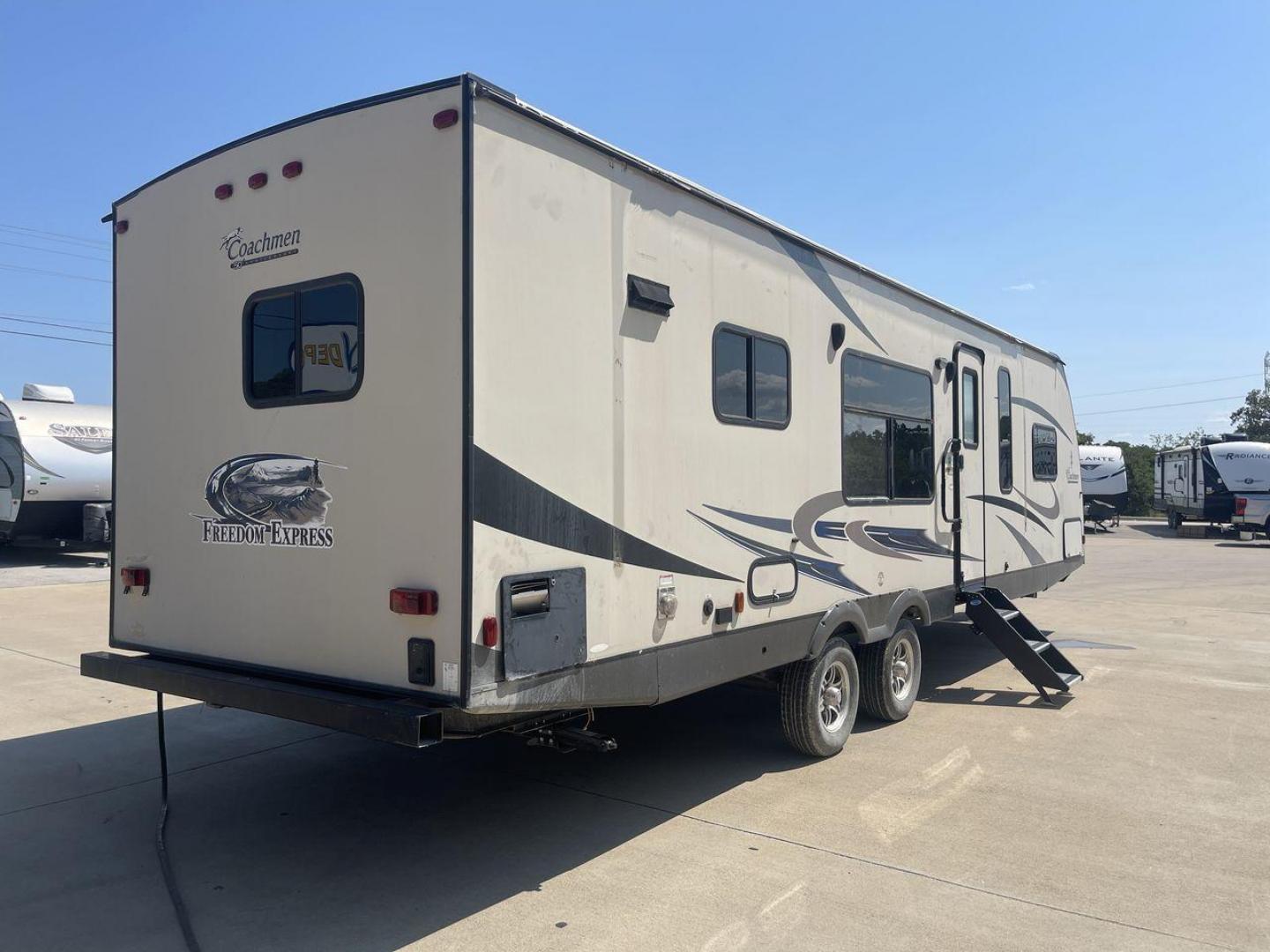 2015 TAN FREEDOM EXPRESS 305RKDS (5ZT2FEWB1FA) , Length: 34.5 ft. | Dry Weight: 6,199 lbs | Gross Weight: 9,500 lbs. | Slides: 2 transmission, located at 4319 N Main St, Cleburne, TX, 76033, (817) 678-5133, 32.385960, -97.391212 - The 2015 Freedom Express 305RKDS is a travel trailer designed to deliver an exceptional camping experience, combining freedom and comfort in every detail. It boasts a rear kitchen layout, providing a unique and functional living space. The rear kitchen is equipped with high-end appliances, ample cou - Photo#20