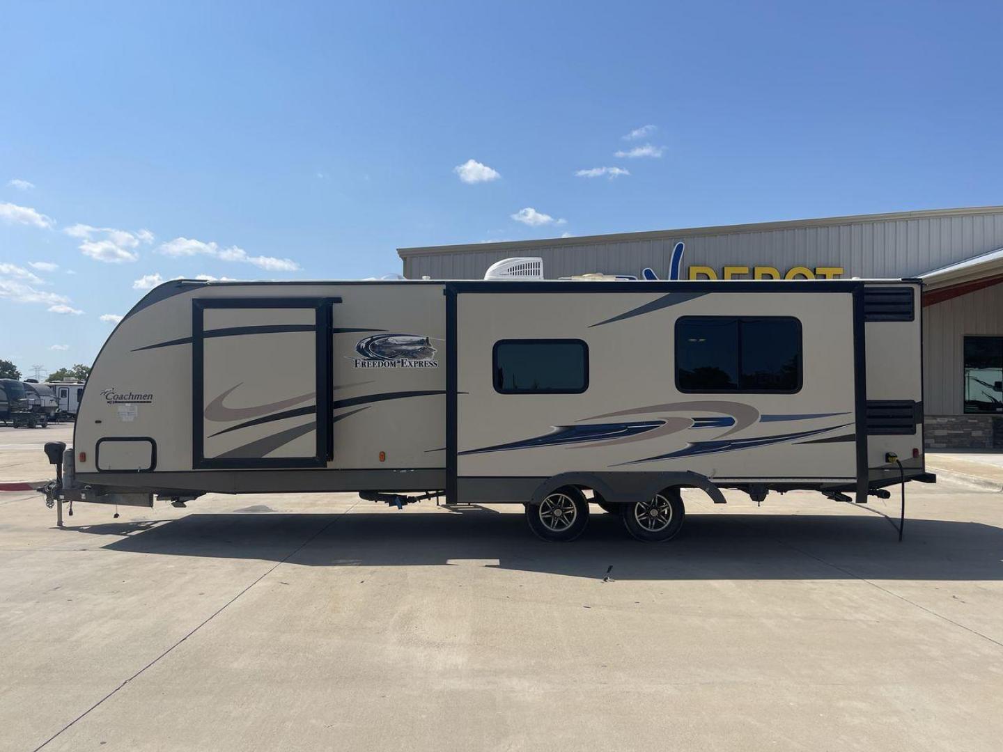 2015 TAN FREEDOM EXPRESS 305RKDS (5ZT2FEWB1FA) , Length: 34.5 ft. | Dry Weight: 6,199 lbs | Gross Weight: 9,500 lbs. | Slides: 2 transmission, located at 4319 N Main St, Cleburne, TX, 76033, (817) 678-5133, 32.385960, -97.391212 - The 2015 Freedom Express 305RKDS is a travel trailer designed to deliver an exceptional camping experience, combining freedom and comfort in every detail. It boasts a rear kitchen layout, providing a unique and functional living space. The rear kitchen is equipped with high-end appliances, ample cou - Photo#24