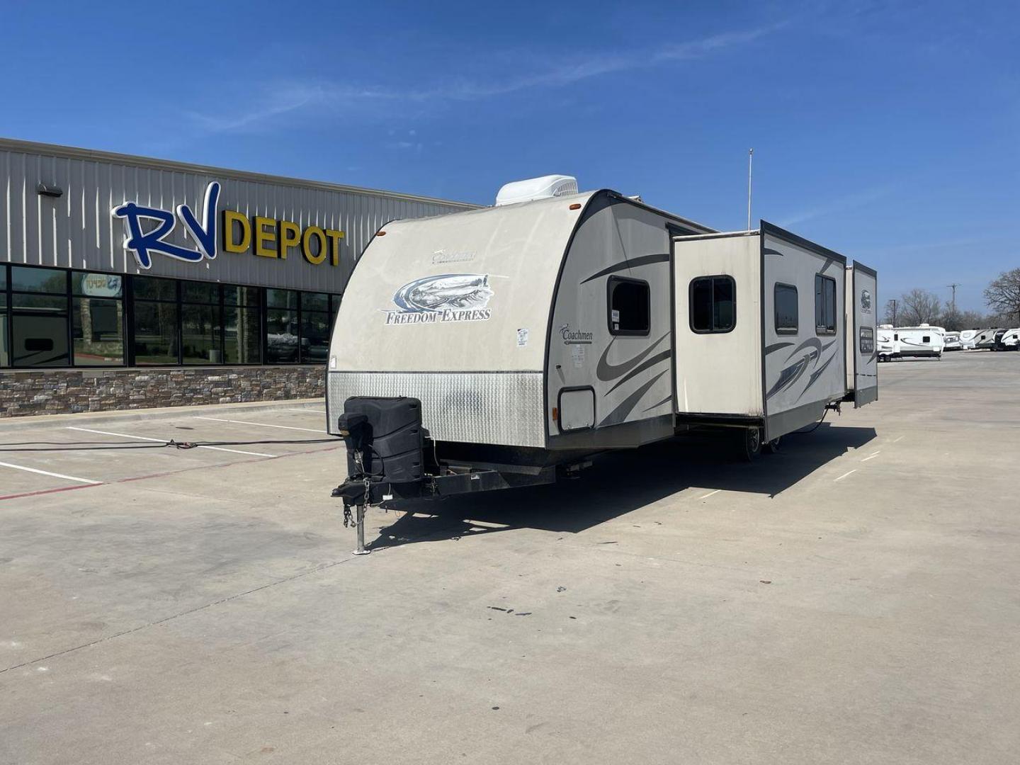 2015 TAN FREEDOM EXPRESS 312BHDS - (5ZT2FEWB6FA) , located at 4319 N Main St, Cleburne, TX, 76033, (817) 678-5133, 32.385960, -97.391212 - Photo#0