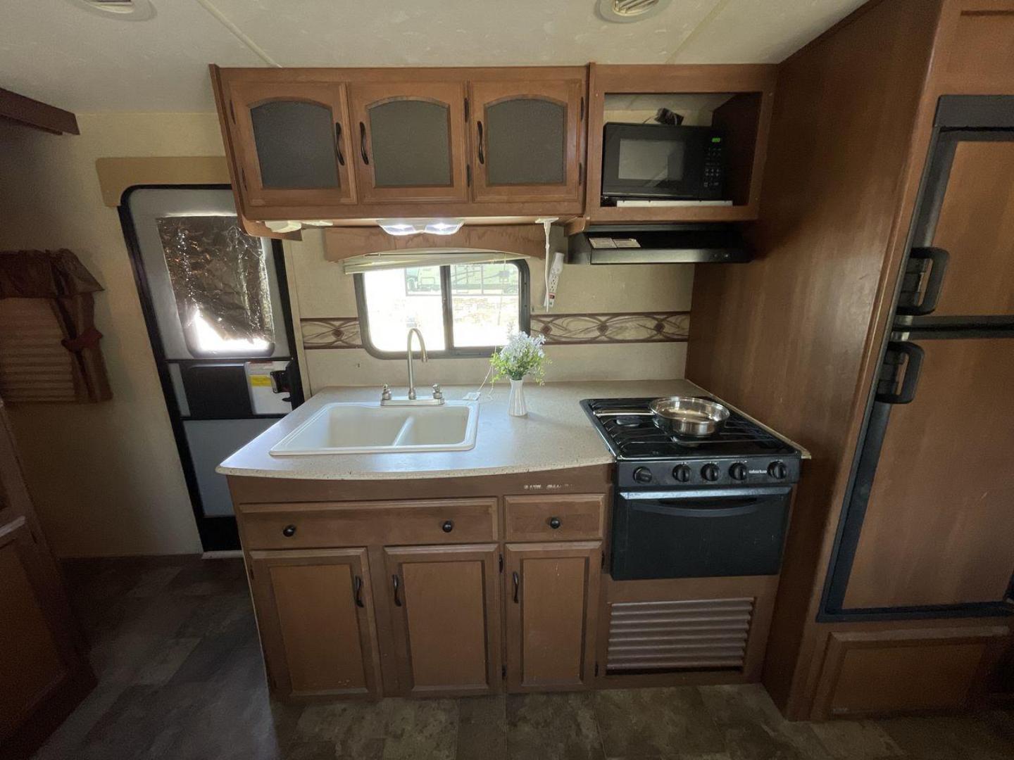 2015 TAN FREEDOM EXPRESS 312BHDS - (5ZT2FEWB6FA) , located at 4319 N Main St, Cleburne, TX, 76033, (817) 678-5133, 32.385960, -97.391212 - Photo#10