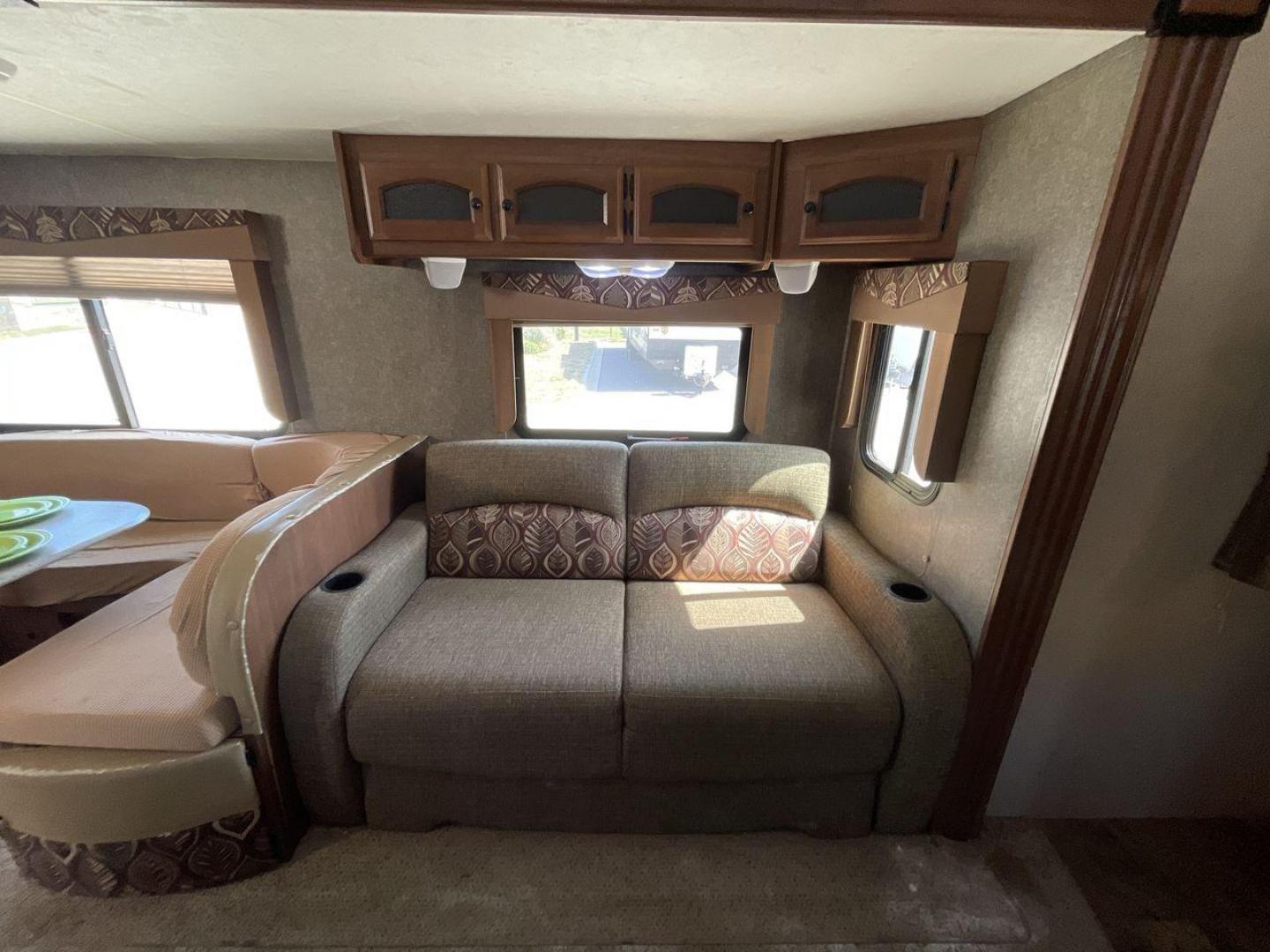 2015 TAN FREEDOM EXPRESS 312BHDS - (5ZT2FEWB6FA) , located at 4319 N Main St, Cleburne, TX, 76033, (817) 678-5133, 32.385960, -97.391212 - Photo#12