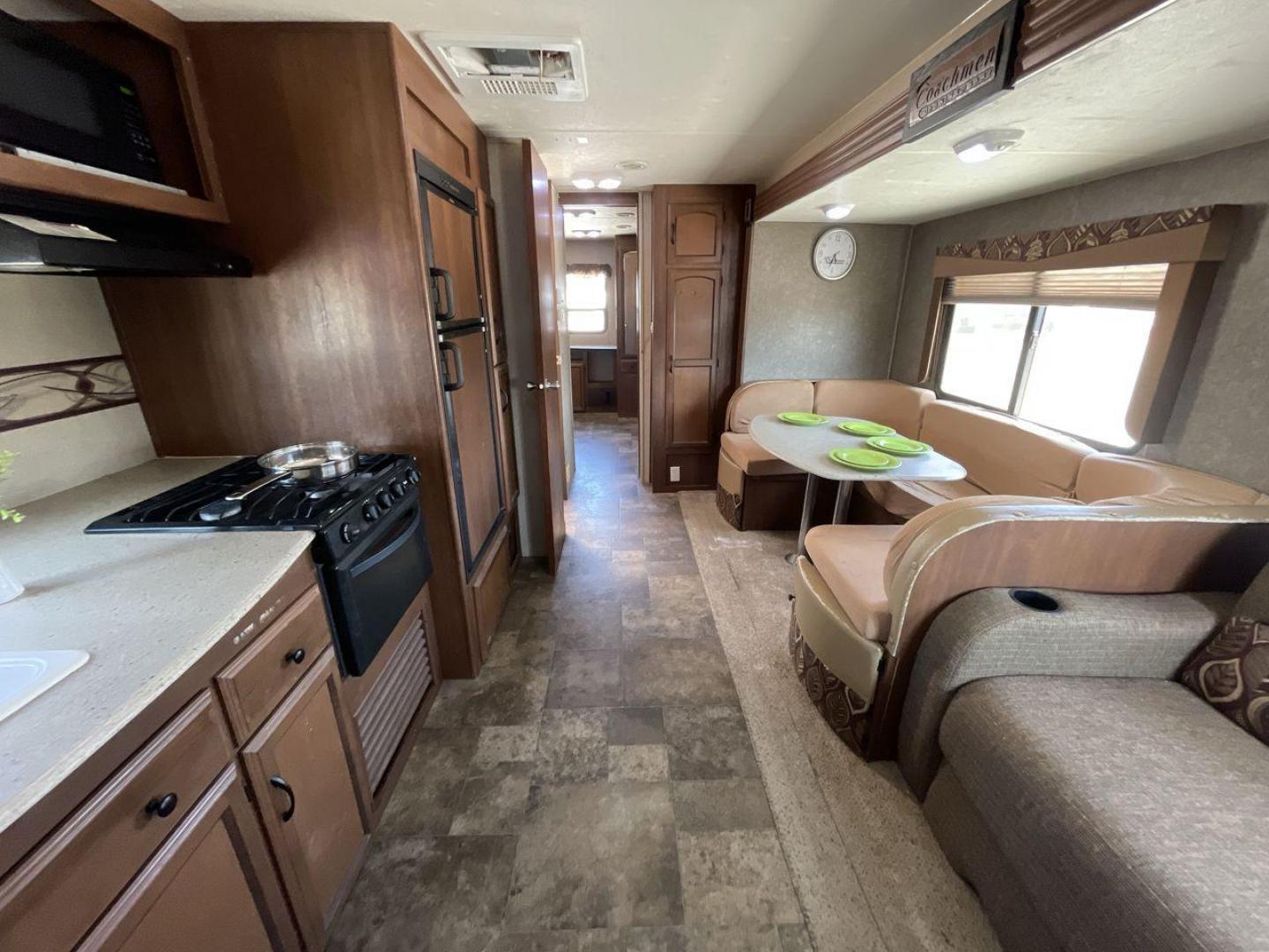 2015 TAN FREEDOM EXPRESS 312BHDS - (5ZT2FEWB6FA) , located at 4319 N Main St, Cleburne, TX, 76033, (817) 678-5133, 32.385960, -97.391212 - Photo#13