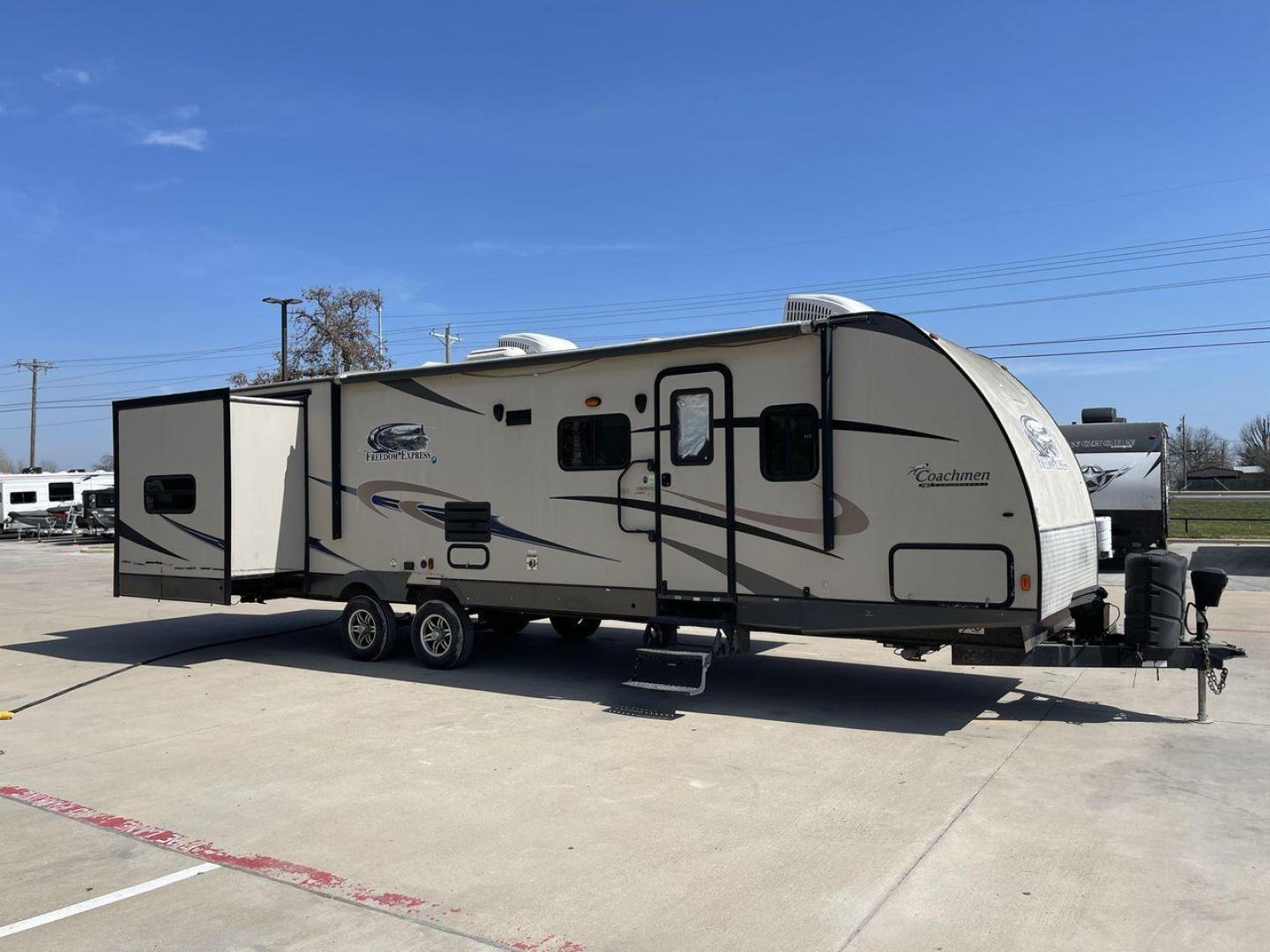 2015 TAN FREEDOM EXPRESS 312BHDS - (5ZT2FEWB6FA) , located at 4319 N Main St, Cleburne, TX, 76033, (817) 678-5133, 32.385960, -97.391212 - Photo#22