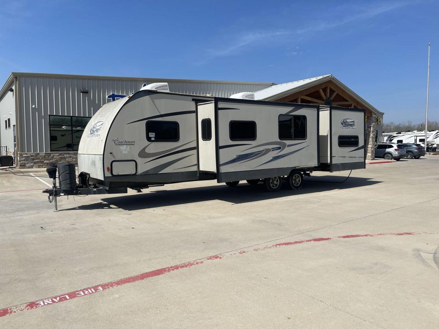 2015 TAN FREEDOM EXPRESS 312BHDS - (5ZT2FEWB6FA) , located at 4319 N Main St, Cleburne, TX, 76033, (817) 678-5133, 32.385960, -97.391212 - Photo#23