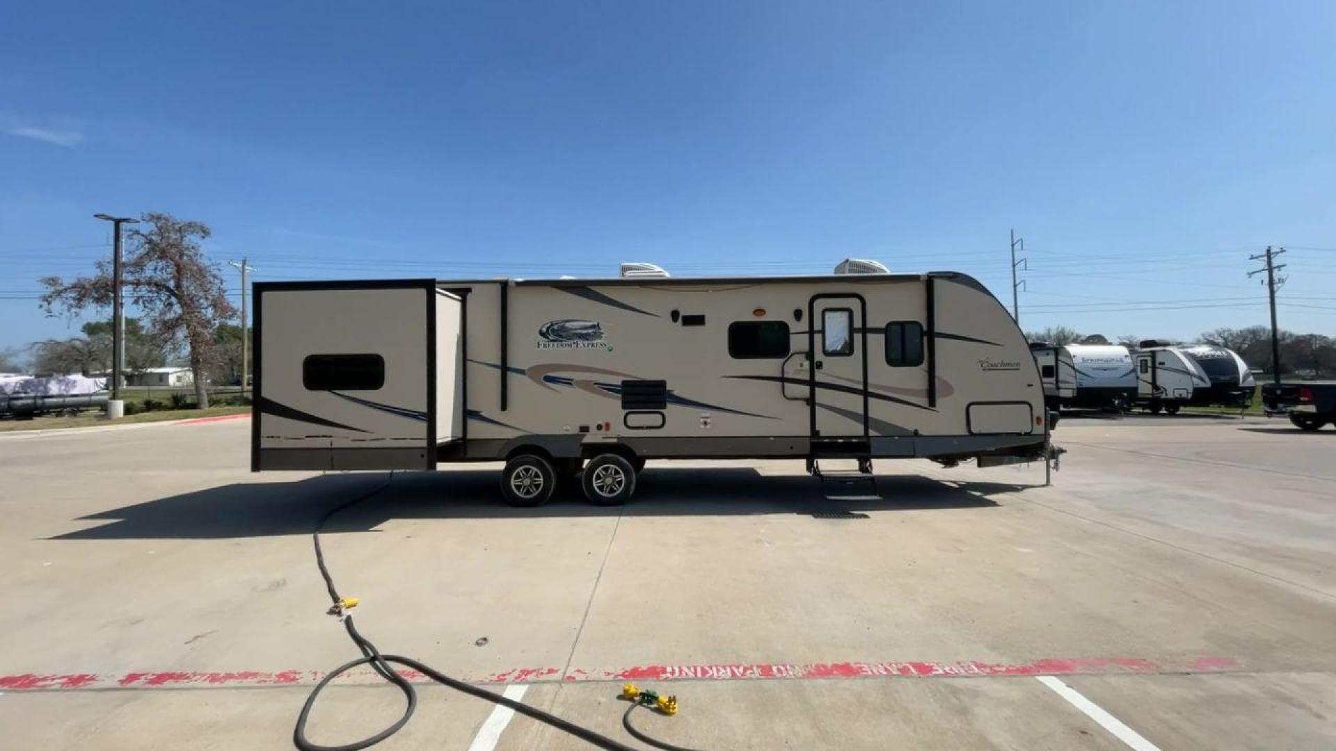 2015 TAN FREEDOM EXPRESS 312BHDS - (5ZT2FEWB6FA) , located at 4319 N Main St, Cleburne, TX, 76033, (817) 678-5133, 32.385960, -97.391212 - Photo#2