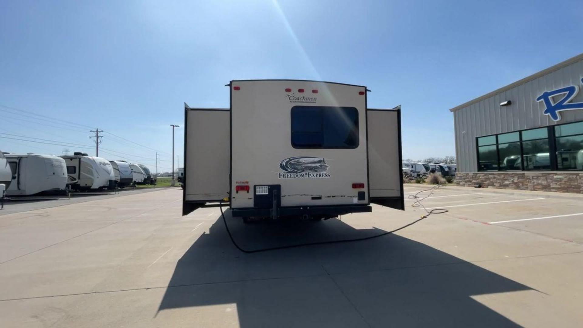 2015 TAN FREEDOM EXPRESS 312BHDS - (5ZT2FEWB6FA) , located at 4319 N Main St, Cleburne, TX, 76033, (817) 678-5133, 32.385960, -97.391212 - Photo#8