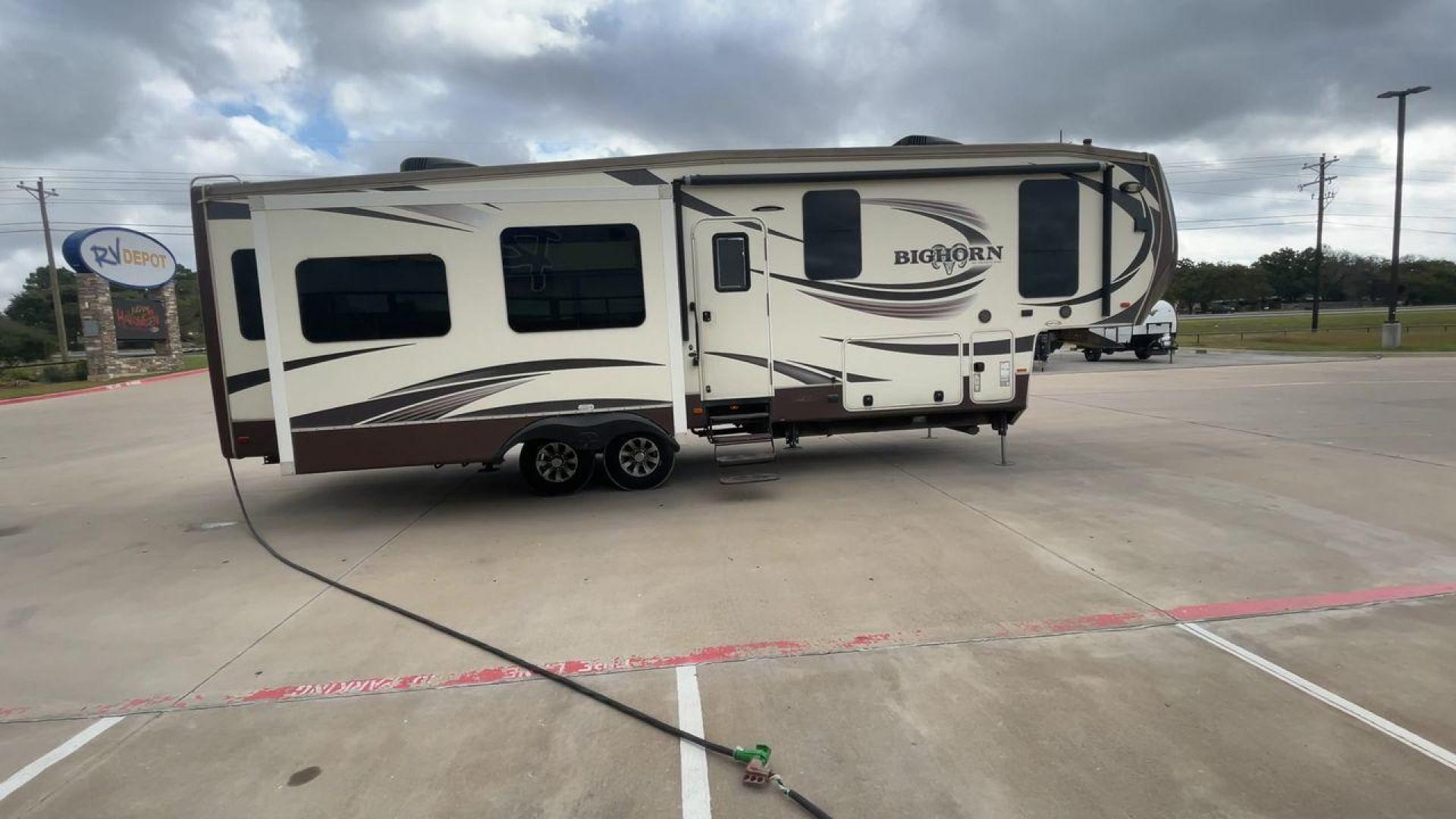 2015 HEARTLAND BIGHORN 3270RS (5SFBG3521FE) , Length: 36.6 ft. | Gross Weight: 15,500 lbs. | Slides: 3 transmission, located at 4319 N Main St, Cleburne, TX, 76033, (817) 678-5133, 32.385960, -97.391212 - The 2015 Heartland Bighorn 3270RS is a luxurious fifth wheel designed for comfort and quality, ideal for couples or small families seeking an upscale, spacious RV with residential-style amenities. This model is perfect for extended stays, featuring high-end finishes and an open floor plan. The dimen - Photo#2