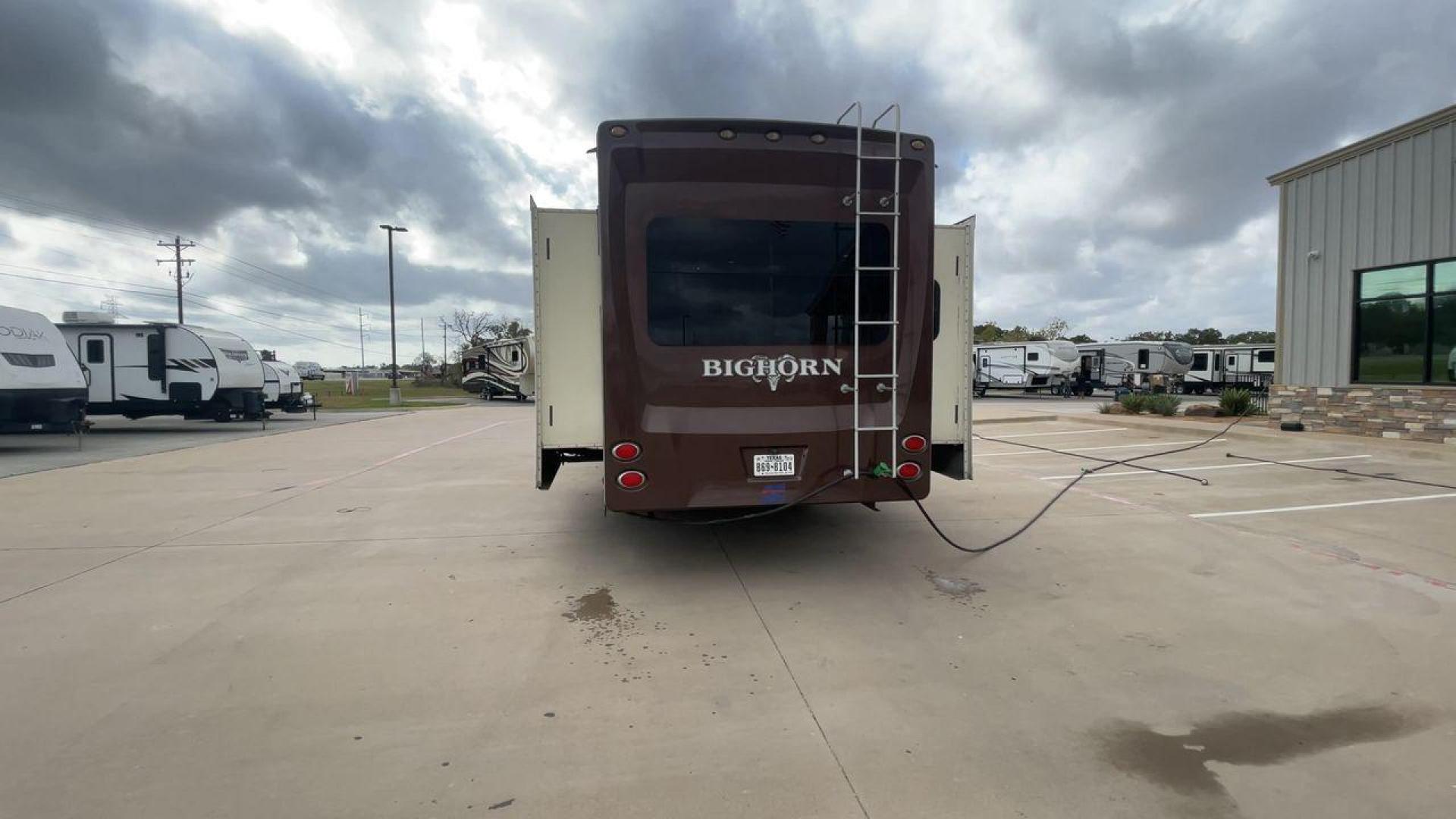 2015 HEARTLAND BIGHORN 3270RS (5SFBG3521FE) , Length: 36.6 ft. | Gross Weight: 15,500 lbs. | Slides: 3 transmission, located at 4319 N Main St, Cleburne, TX, 76033, (817) 678-5133, 32.385960, -97.391212 - The 2015 Heartland Bighorn 3270RS is a luxurious fifth wheel designed for comfort and quality, ideal for couples or small families seeking an upscale, spacious RV with residential-style amenities. This model is perfect for extended stays, featuring high-end finishes and an open floor plan. The dimen - Photo#8