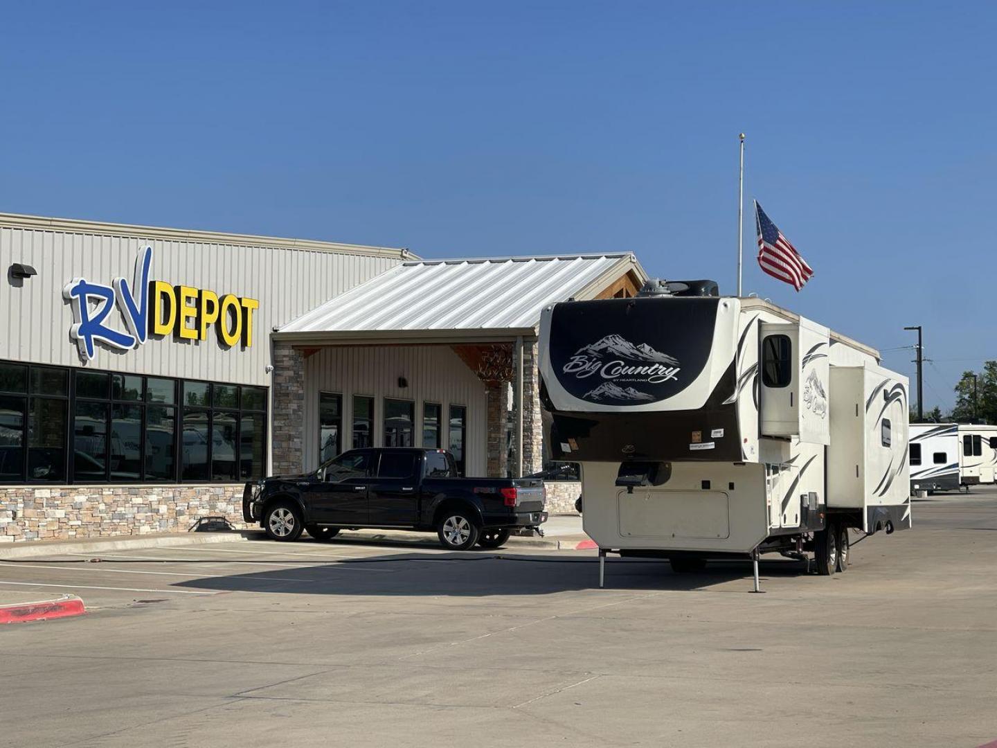 2015 HEARTLAND BIG COUNTRY 3150RL (5SFBG3622FE) , located at 4319 N Main St, Cleburne, TX, 76033, (817) 678-5133, 32.385960, -97.391212 - Photo#0