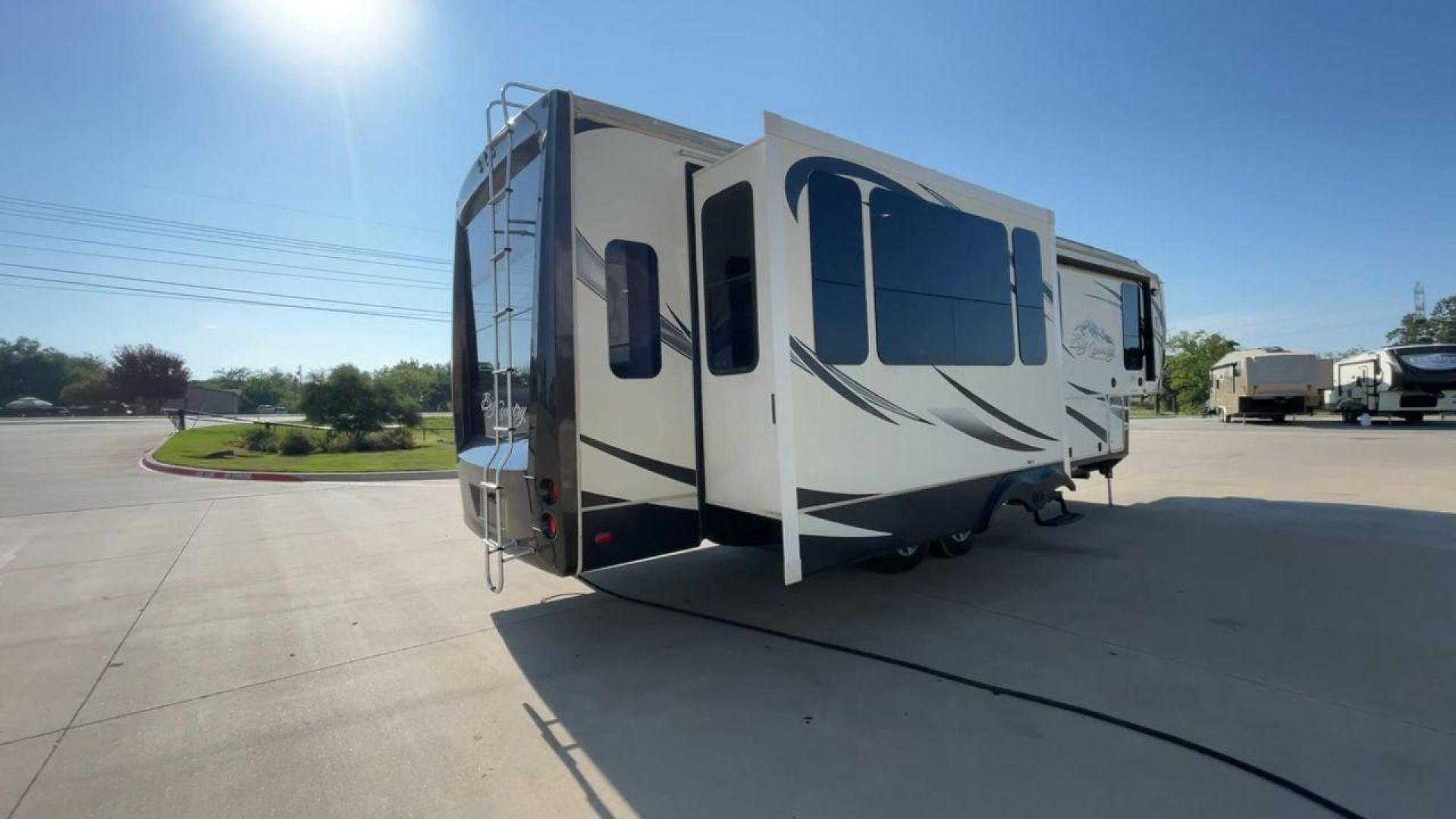 2015 HEARTLAND BIG COUNTRY 3150RL (5SFBG3622FE) , located at 4319 N Main St, Cleburne, TX, 76033, (817) 678-5133, 32.385960, -97.391212 - Photo#1