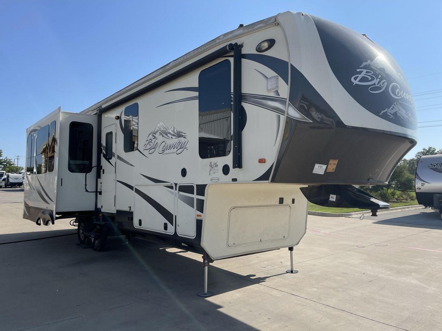 2015 HEARTLAND BIG COUNTRY 3150RL (5SFBG3622FE) , located at 4319 N Main St, Cleburne, TX, 76033, (817) 678-5133, 32.385960, -97.391212 - Photo#22