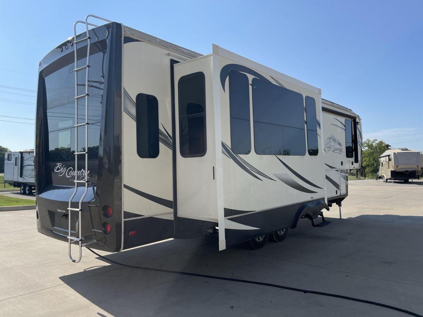 2015 HEARTLAND BIG COUNTRY 3150RL (5SFBG3622FE) , located at 4319 N Main St, Cleburne, TX, 76033, (817) 678-5133, 32.385960, -97.391212 - Photo#24