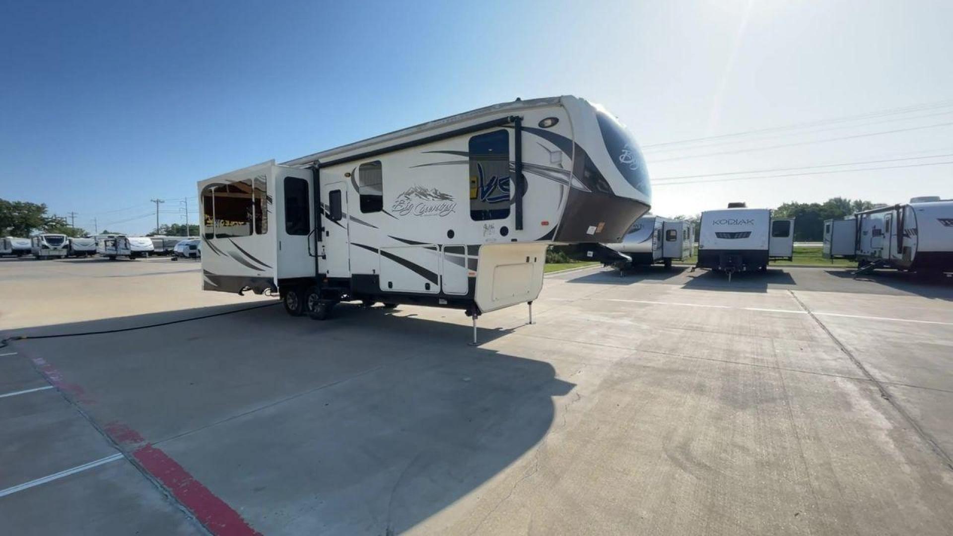 2015 HEARTLAND BIG COUNTRY 3150RL (5SFBG3622FE) , located at 4319 N Main St, Cleburne, TX, 76033, (817) 678-5133, 32.385960, -97.391212 - Photo#3