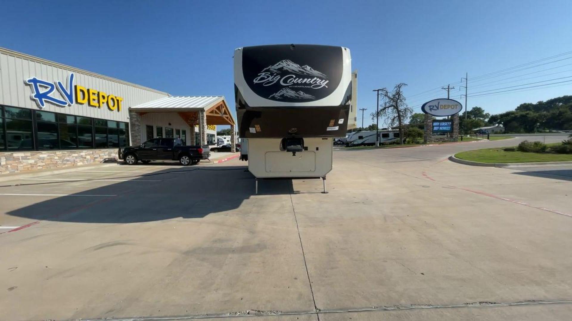 2015 HEARTLAND BIG COUNTRY 3150RL (5SFBG3622FE) , located at 4319 N Main St, Cleburne, TX, 76033, (817) 678-5133, 32.385960, -97.391212 - Photo#4